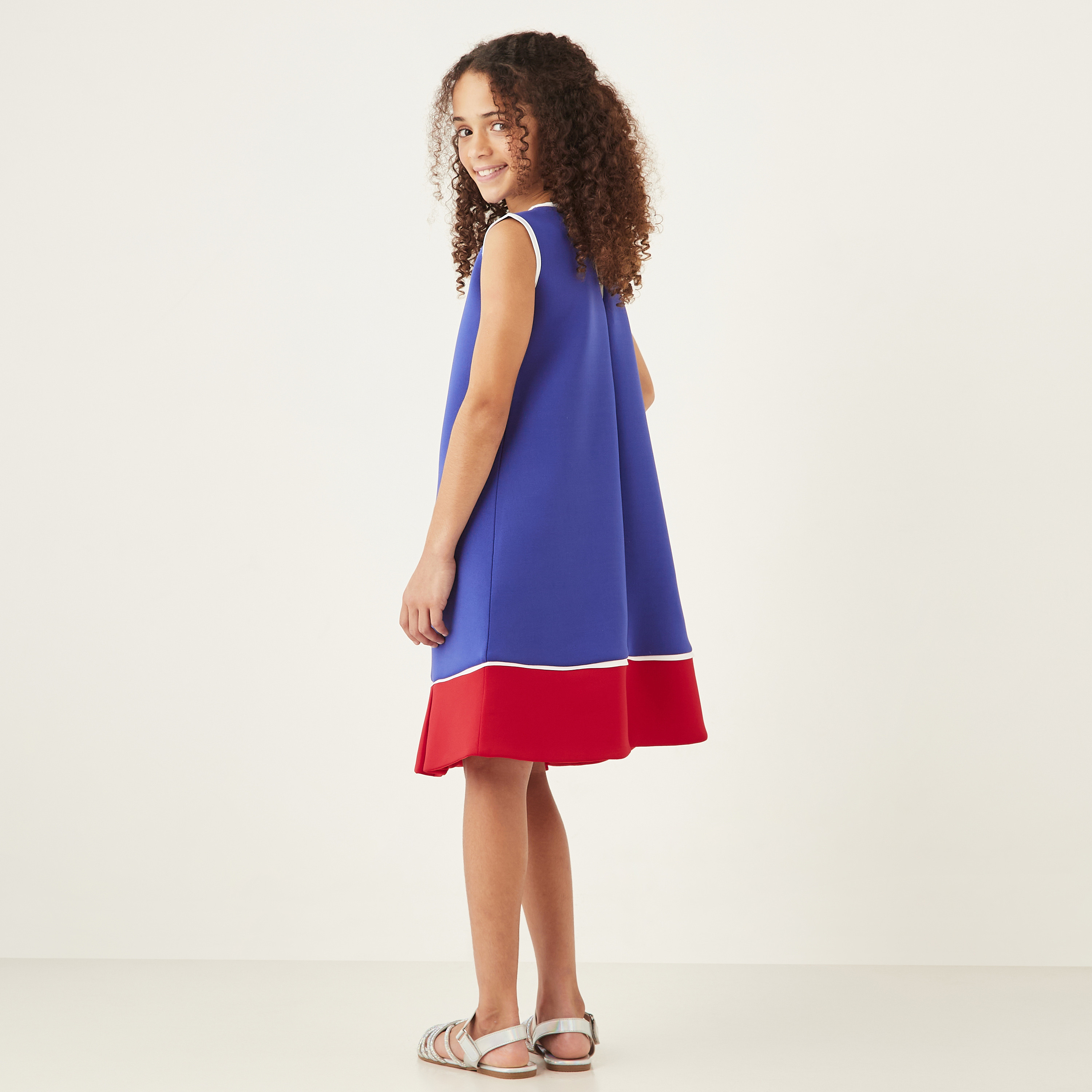 فستان دون أكمام بياقة مستديرة وفيونكة من ليتل جولد أبل-girls-clothing-dressesandjumpsuits-image-7