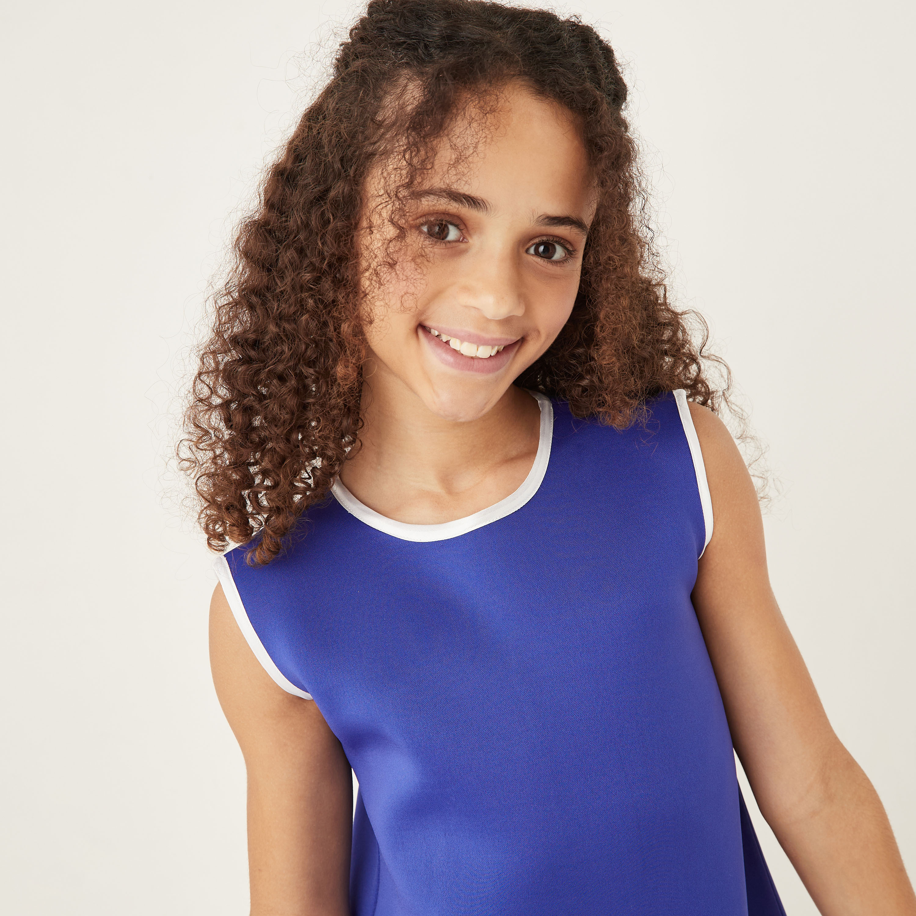 فستان دون أكمام بياقة مستديرة وفيونكة من ليتل جولد أبل-girls-clothing-dressesandjumpsuits-image-8