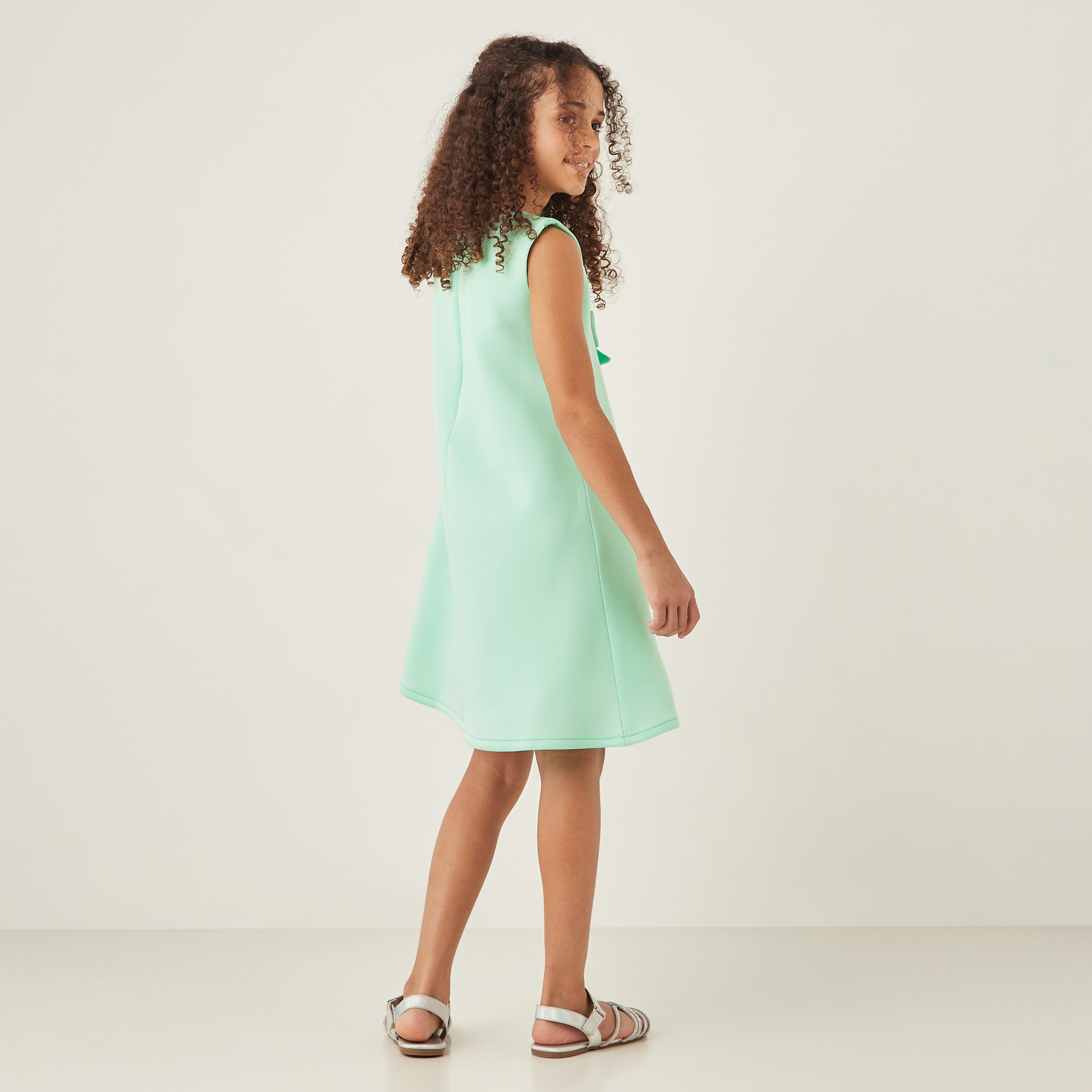 فستان دون أكمام بياقة مستديرة وفيونكة من ليتل جولد أبل-girls-clothing-dressesandjumpsuits-image-3