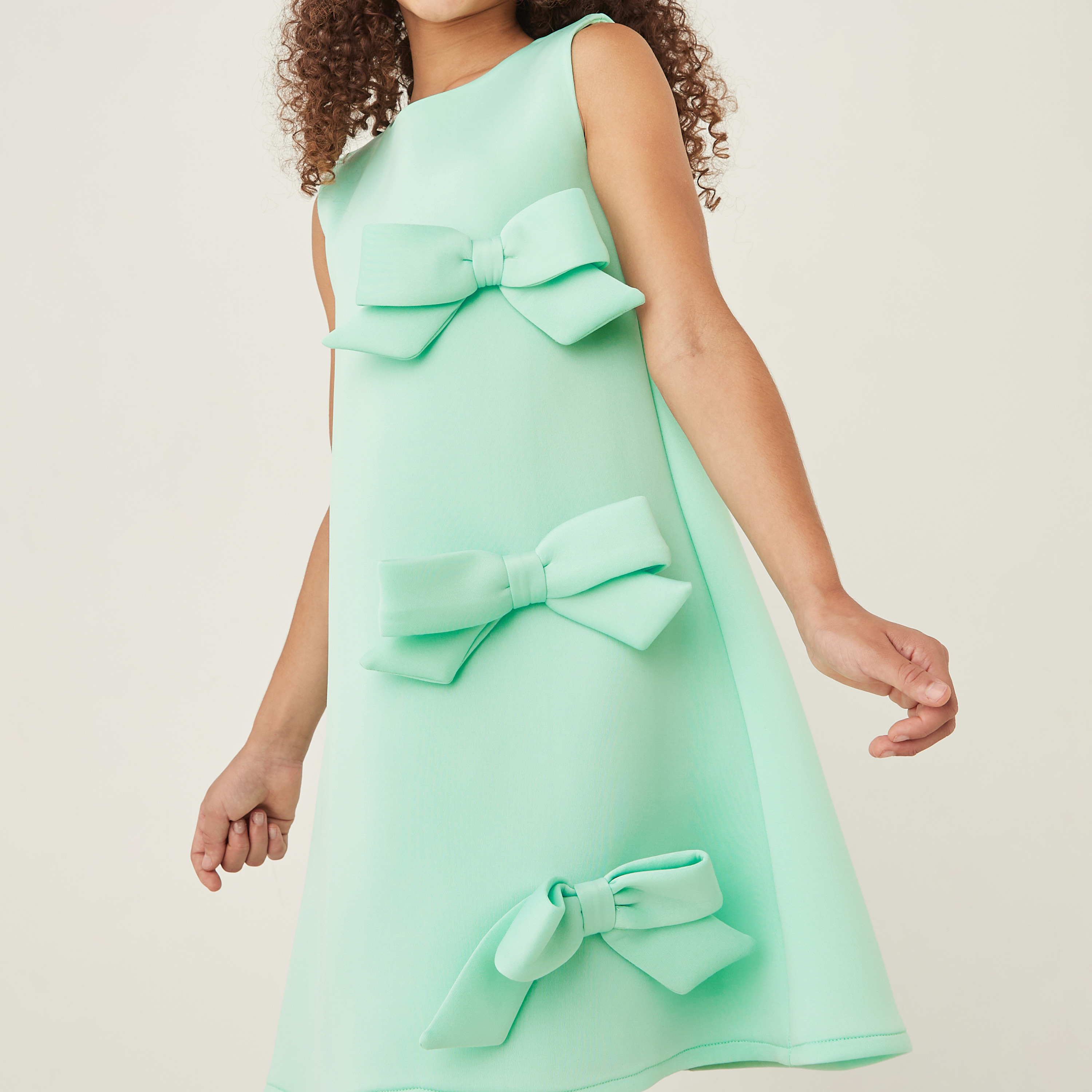فستان دون أكمام بياقة مستديرة وفيونكة من ليتل جولد أبل-girls-clothing-dressesandjumpsuits-image-4
