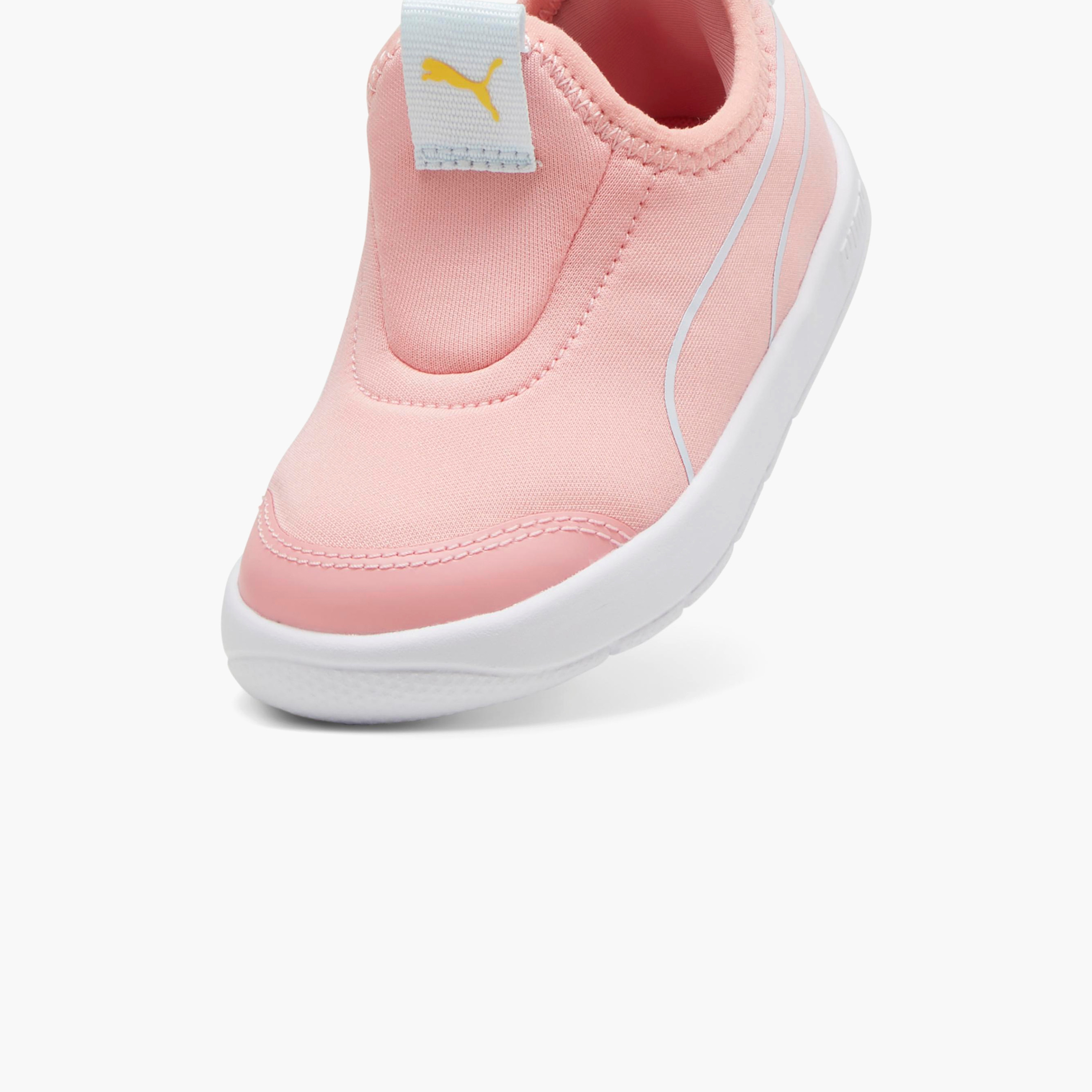 حذاء رياضي للفتيات الصغار كورتفليكس في3 سليب أون من بوما 39888102 | OE-baby-girls-shoes-closedshoes-image-2