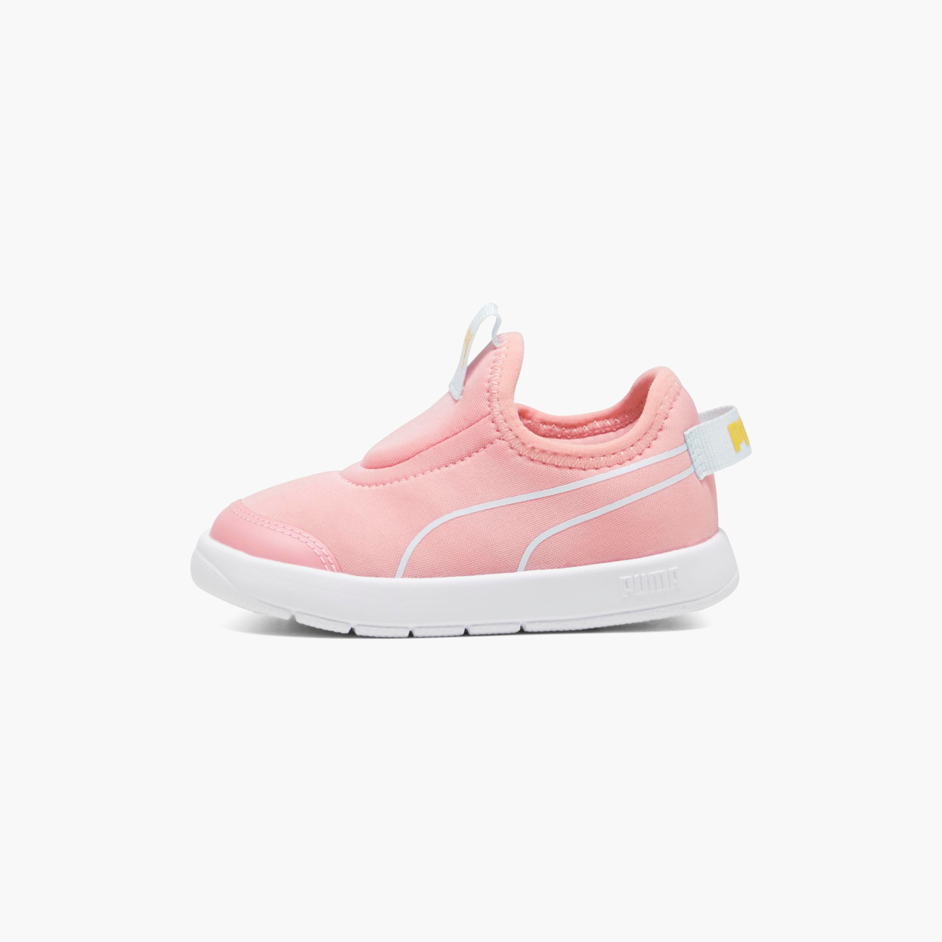 حذاء رياضي للفتيات الصغار كورتفليكس في3 سليب أون من بوما 39888102 | OE-baby-girls-shoes-closedshoes-image-3