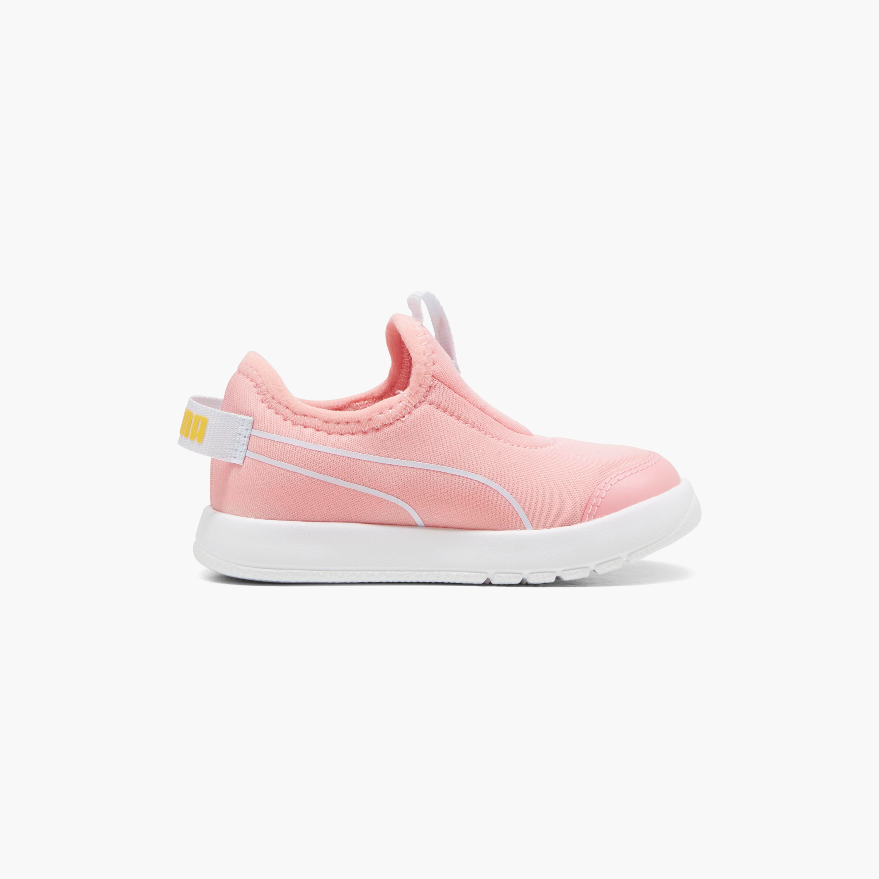 حذاء رياضي للفتيات الصغار كورتفليكس في3 سليب أون من بوما 39888102 | OE-baby-girls-shoes-closedshoes-image-4