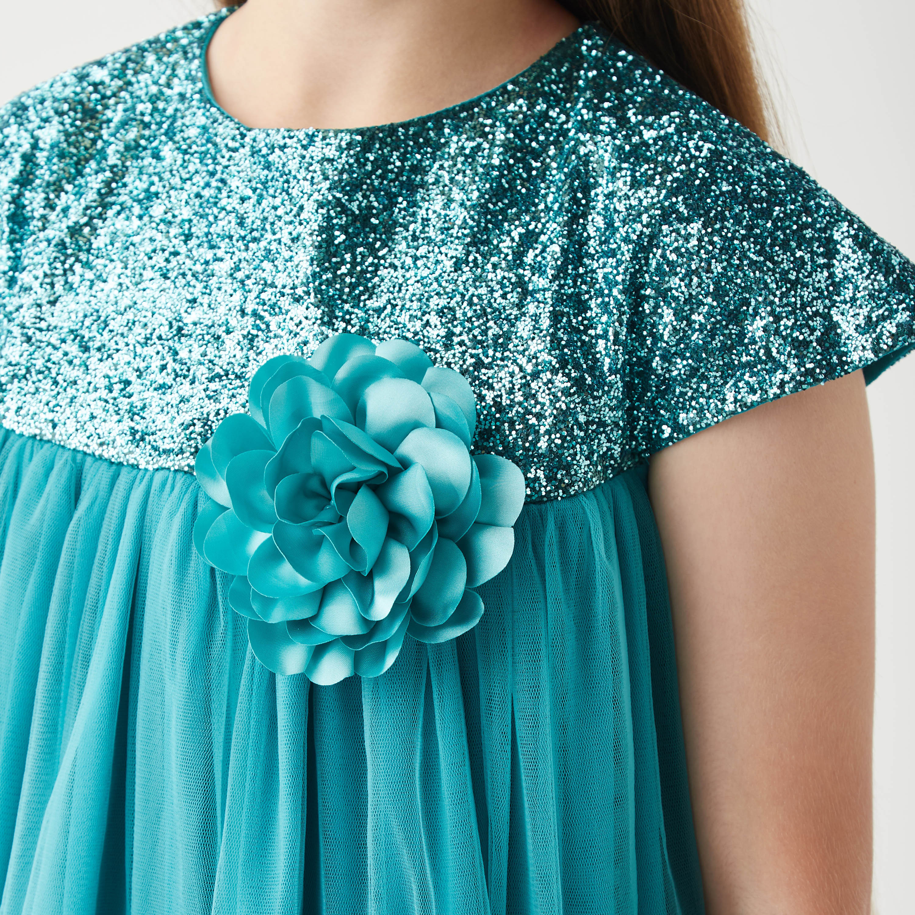 فستان بياقة مستديرة وأكمام كاب وتزيينات زهرية من ليتل جولدن آبل-girls-clothing-dressesandjumpsuits-image-4