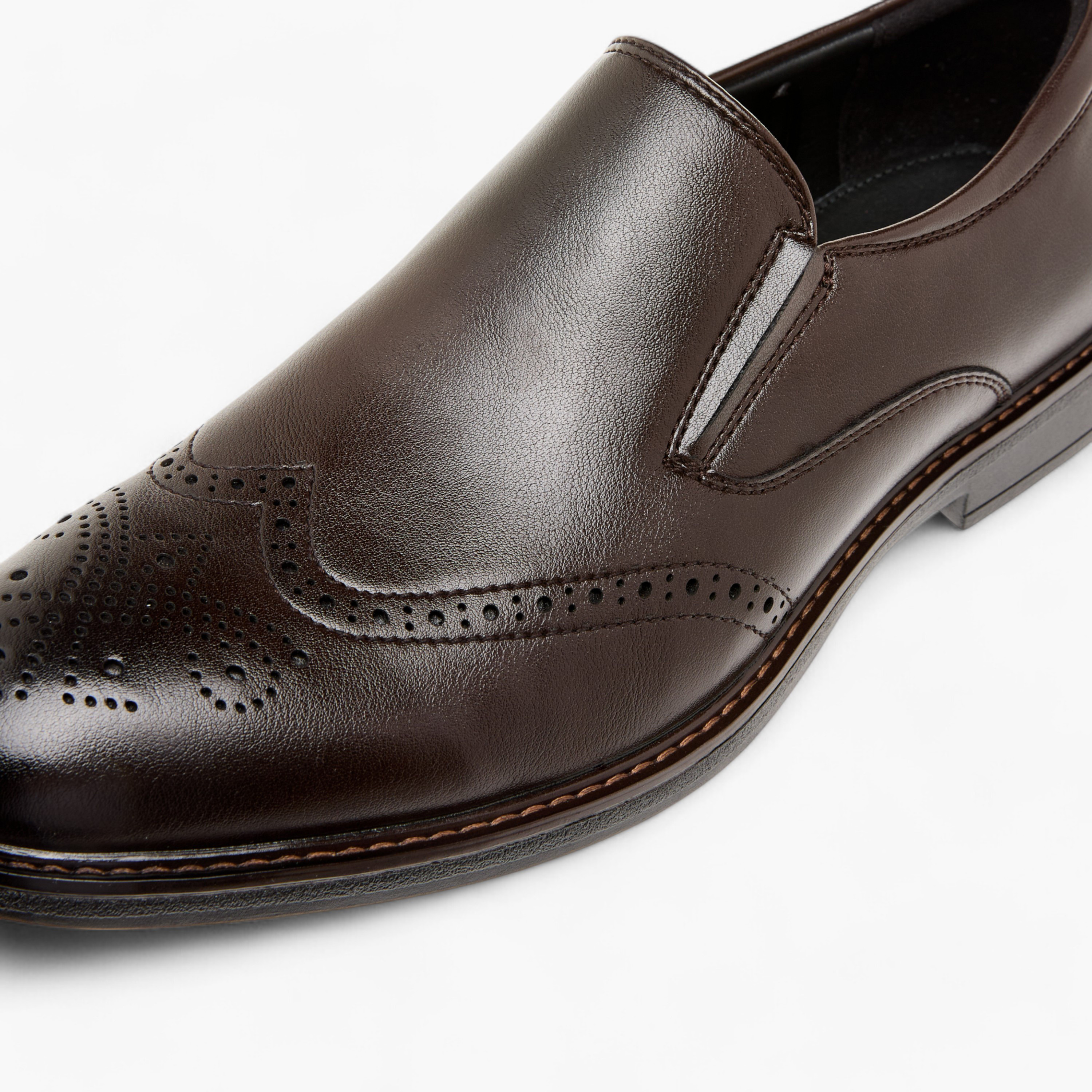 لوفر سهل الارتداء بتفاصيل ثقوب من إل بي إل من شوإكسبريس-men-shoes-formalshoes-image-4
