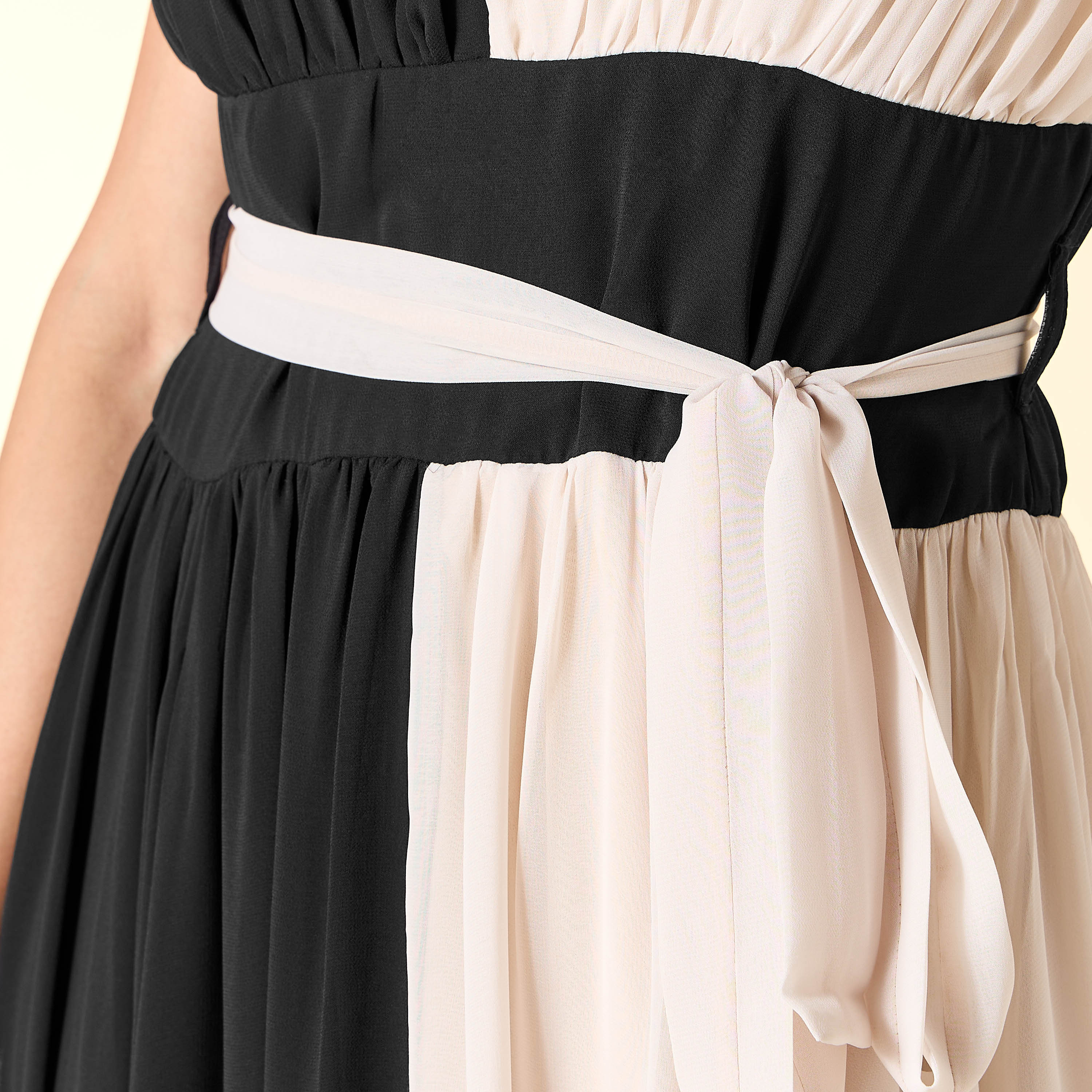 فستان دون أكمام بياقة V وحزام رباط ونمط ألواح من جولدن أبل-women-clothing-dresses-image-6