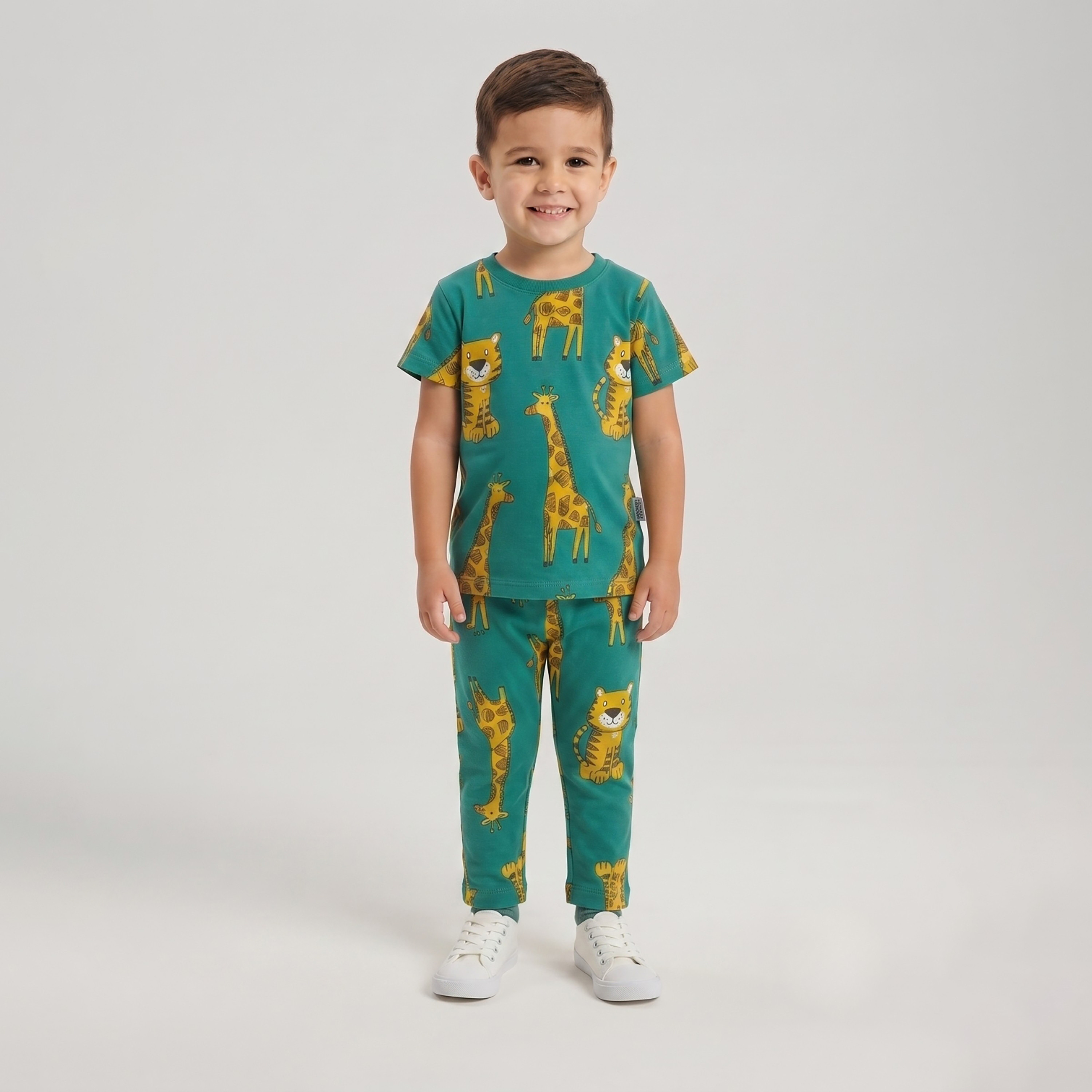 طقم تيشرت بأكمام قصيرة وبنطال بيجامة بطبعة الزرافة والنمر من بيبي كلو-boys-clothing-setsandcoords-image-1