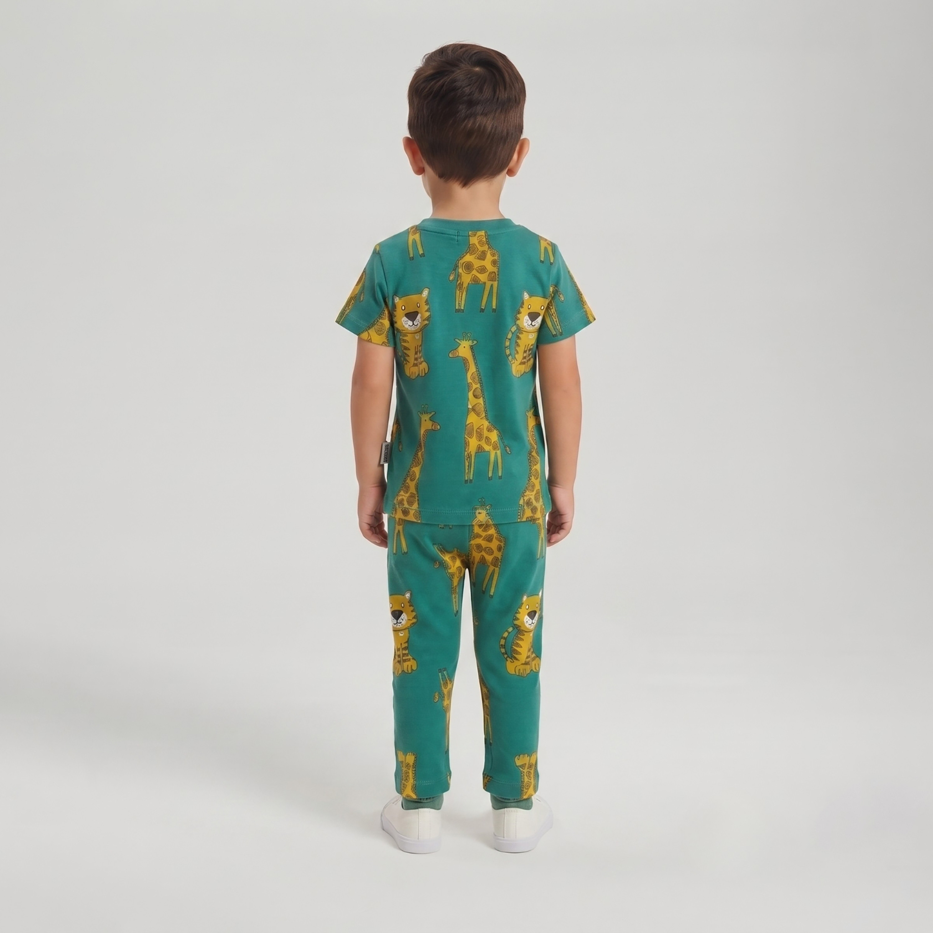 طقم تيشرت بأكمام قصيرة وبنطال بيجامة بطبعة الزرافة والنمر من بيبي كلو-boys-clothing-setsandcoords-image-2