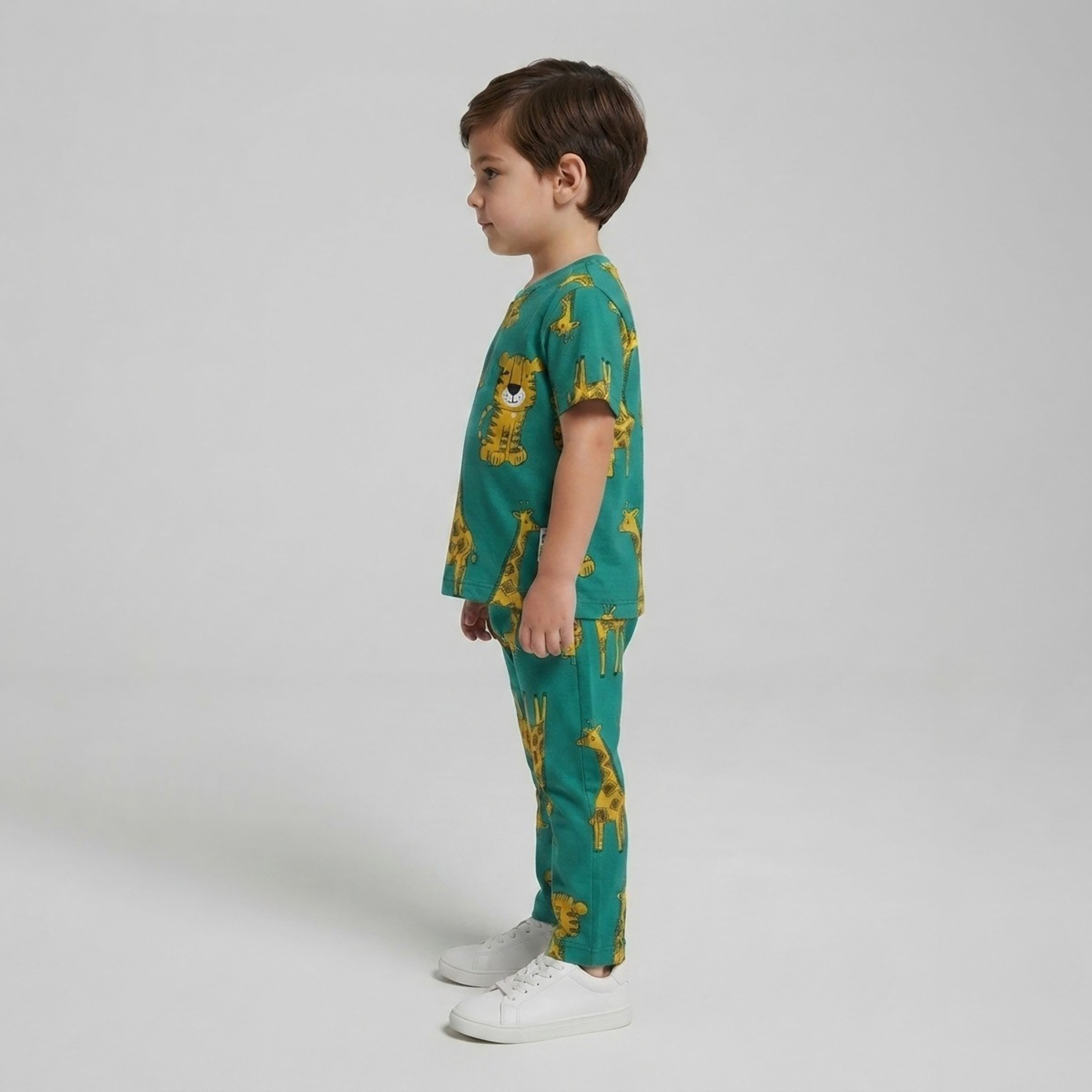 طقم تيشرت بأكمام قصيرة وبنطال بيجامة بطبعة الزرافة والنمر من بيبي كلو-boys-clothing-setsandcoords-image-3