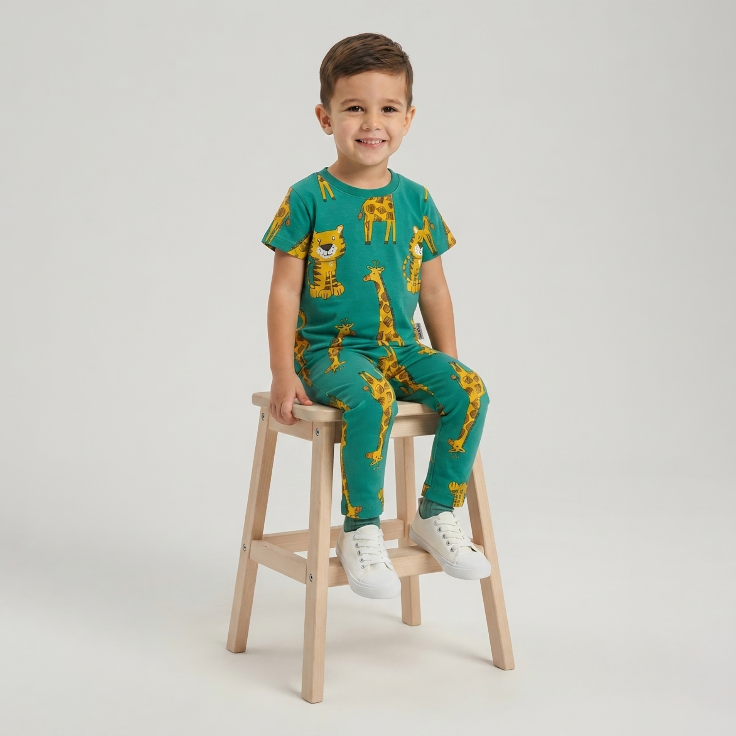طقم تيشرت بأكمام قصيرة وبنطال بيجامة بطبعة الزرافة والنمر من بيبي كلو-boys-clothing-setsandcoords-image-4