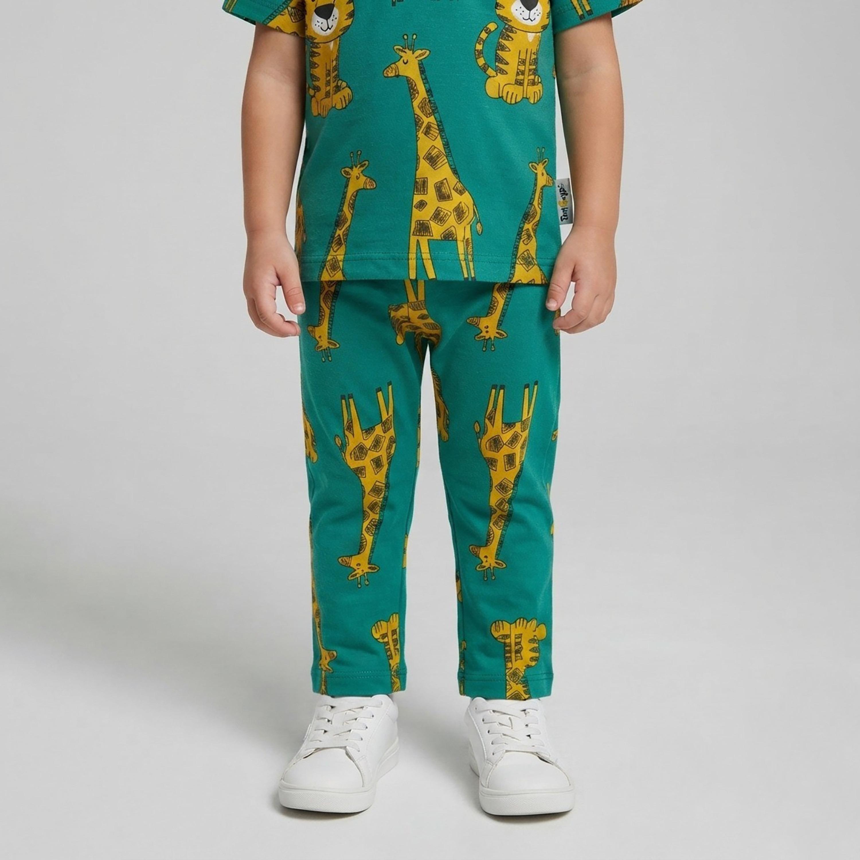 طقم تيشرت بأكمام قصيرة وبنطال بيجامة بطبعة الزرافة والنمر من بيبي كلو-boys-clothing-setsandcoords-image-5