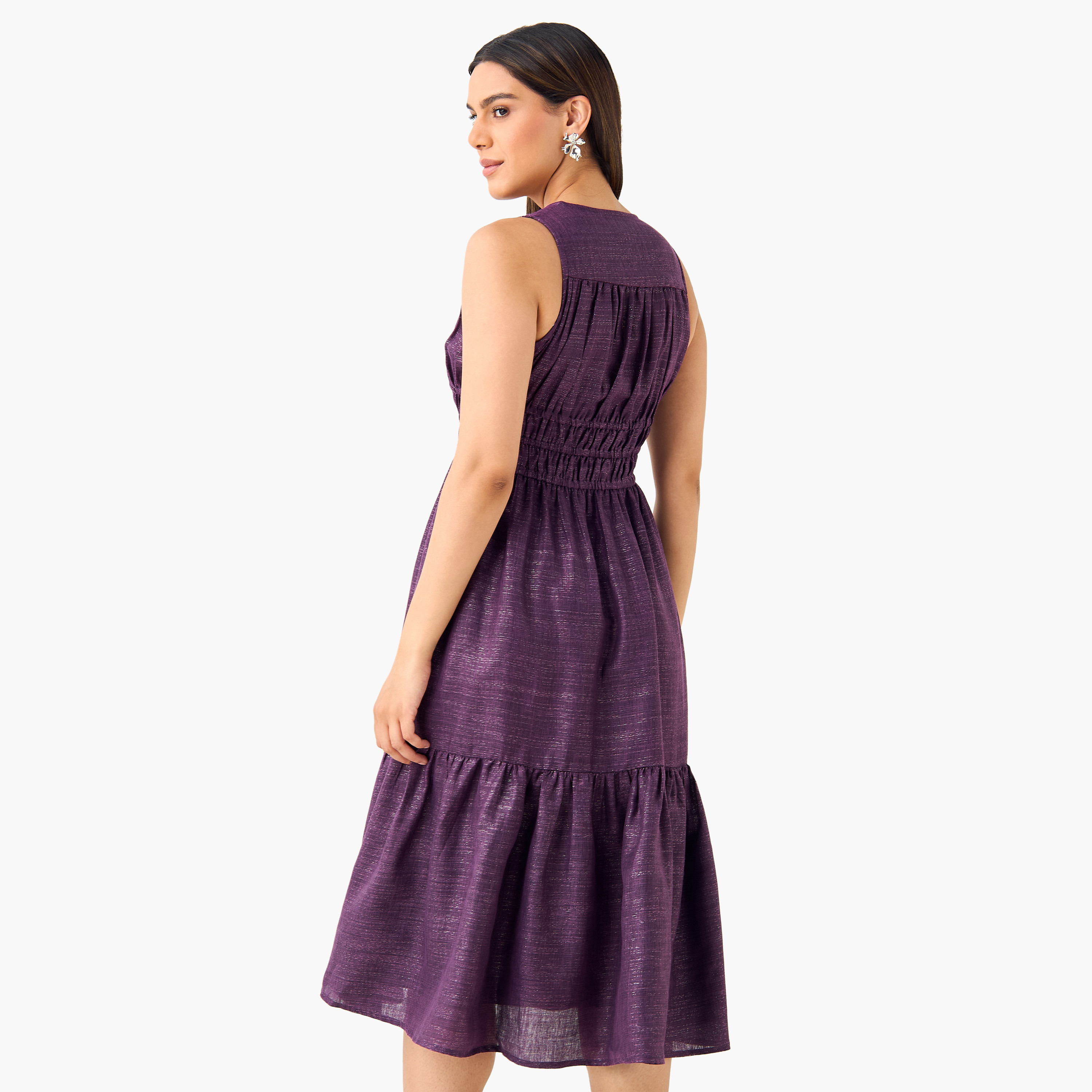 فستان ميدي لماع دون أكمام بياقة V وتفاصيل مطرزة من جولدن آبل-women-clothing-dresses-image-3