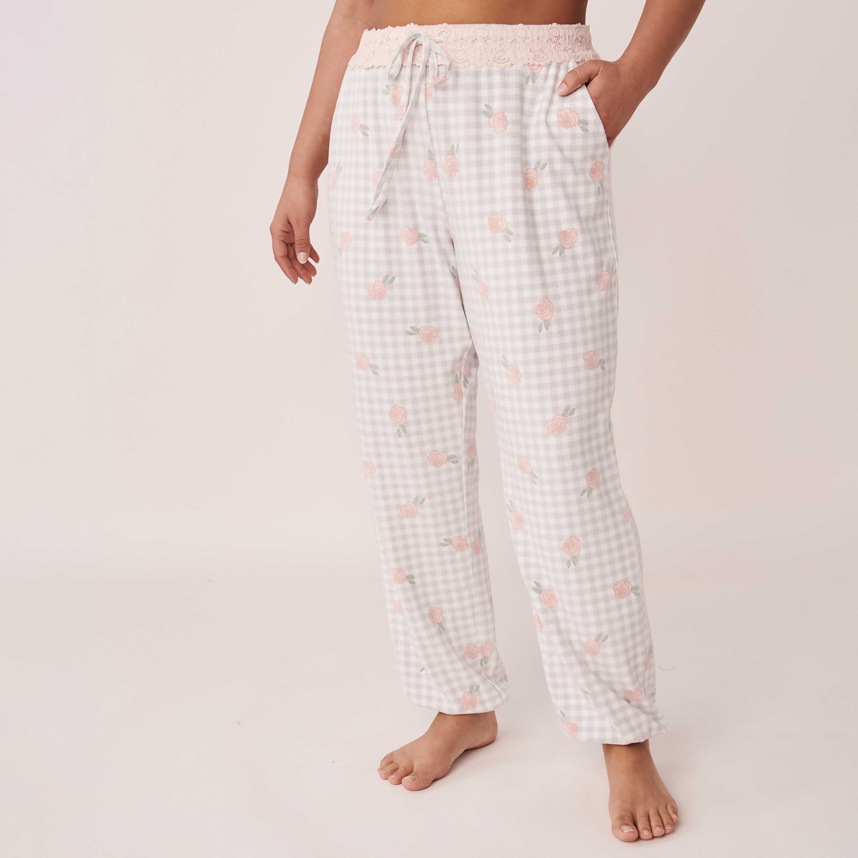 بنطال مربعات ذات فيشي آند روزيز مع جيوب جانبية من لا في إن روز-women-clothing-nightwear-pyjamas-bottoms-image-2