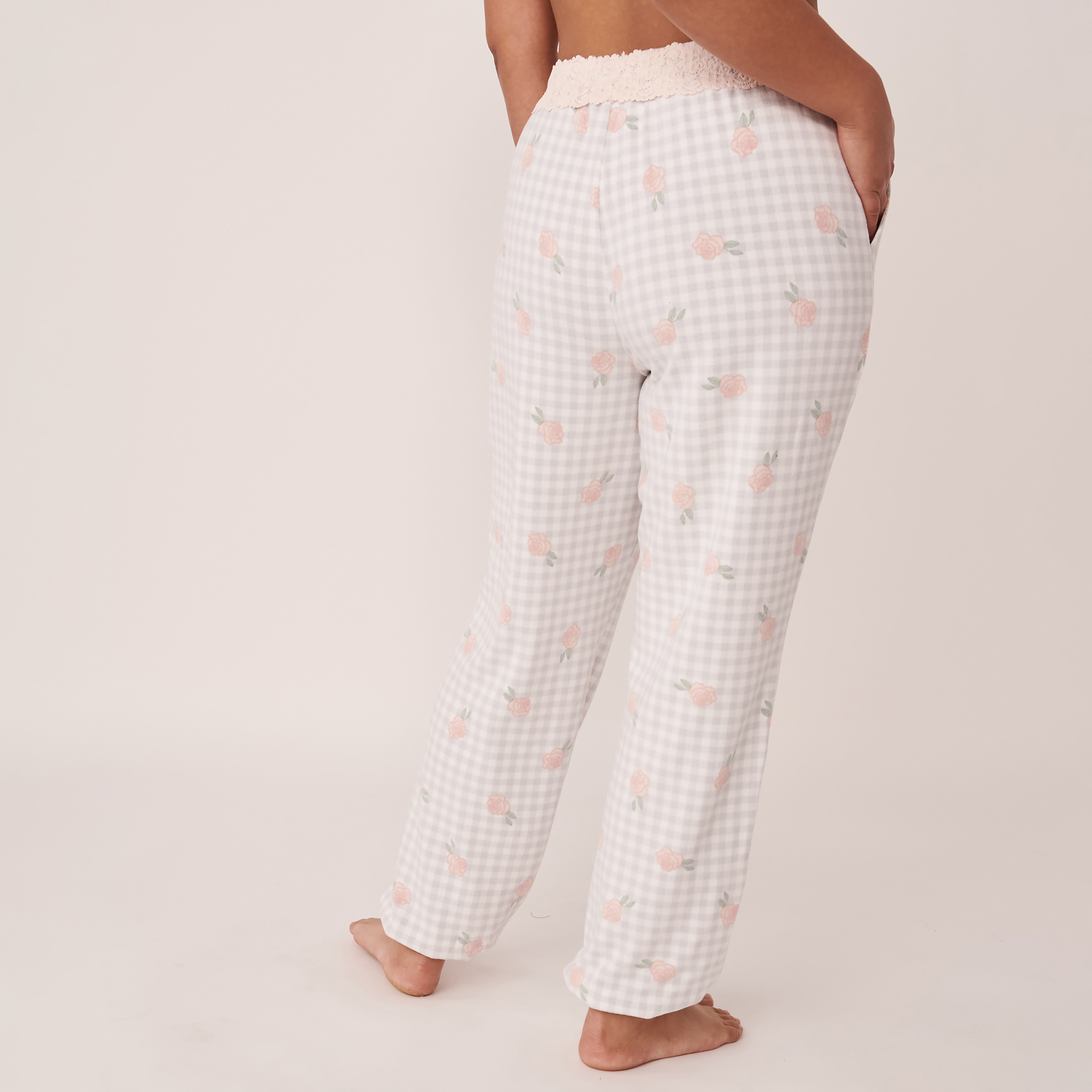 بنطال مربعات ذات فيشي آند روزيز مع جيوب جانبية من لا في إن روز-women-clothing-nightwear-pyjamas-bottoms-image-3