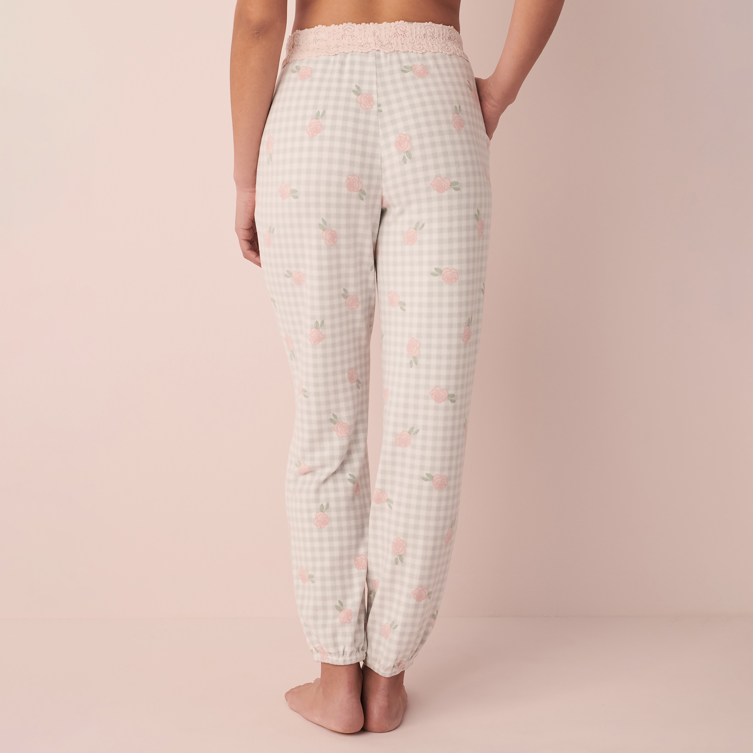 بنطال مربعات ذات فيشي آند روزيز مع جيوب جانبية من لا في إن روز-women-clothing-nightwear-pyjamas-bottoms-image-4