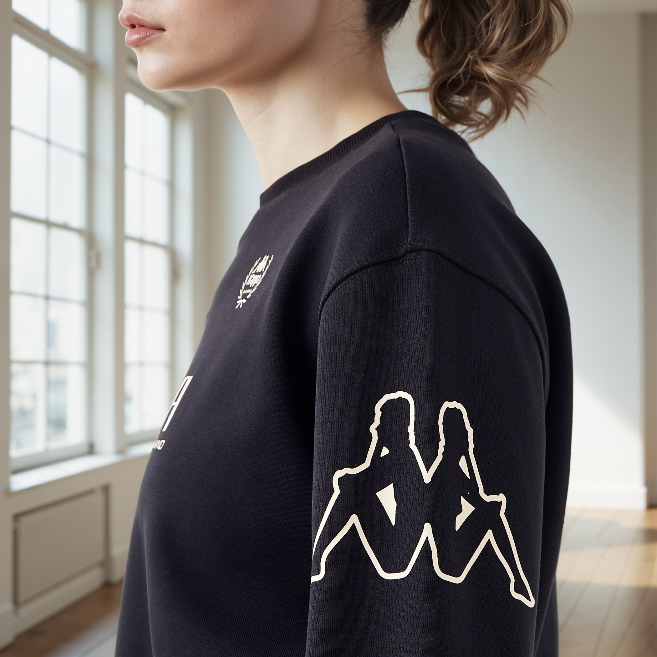 Kappa Logo Print Cropped Sweatshirt-women-clothing-sportswearandactivewear-hoodiesandsweatshirts-image-5