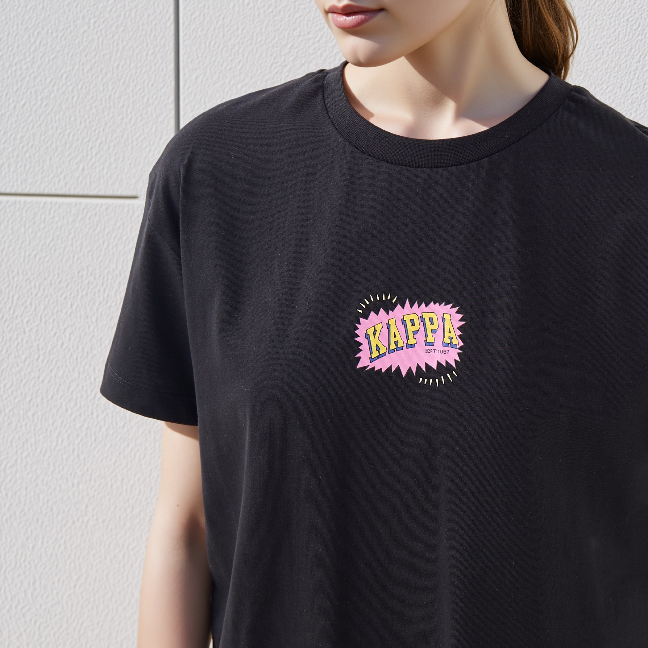 تيشيرت بياقة ضيقة وطبعات جرافيك من كابا-women-clothing-tshirts-image-24