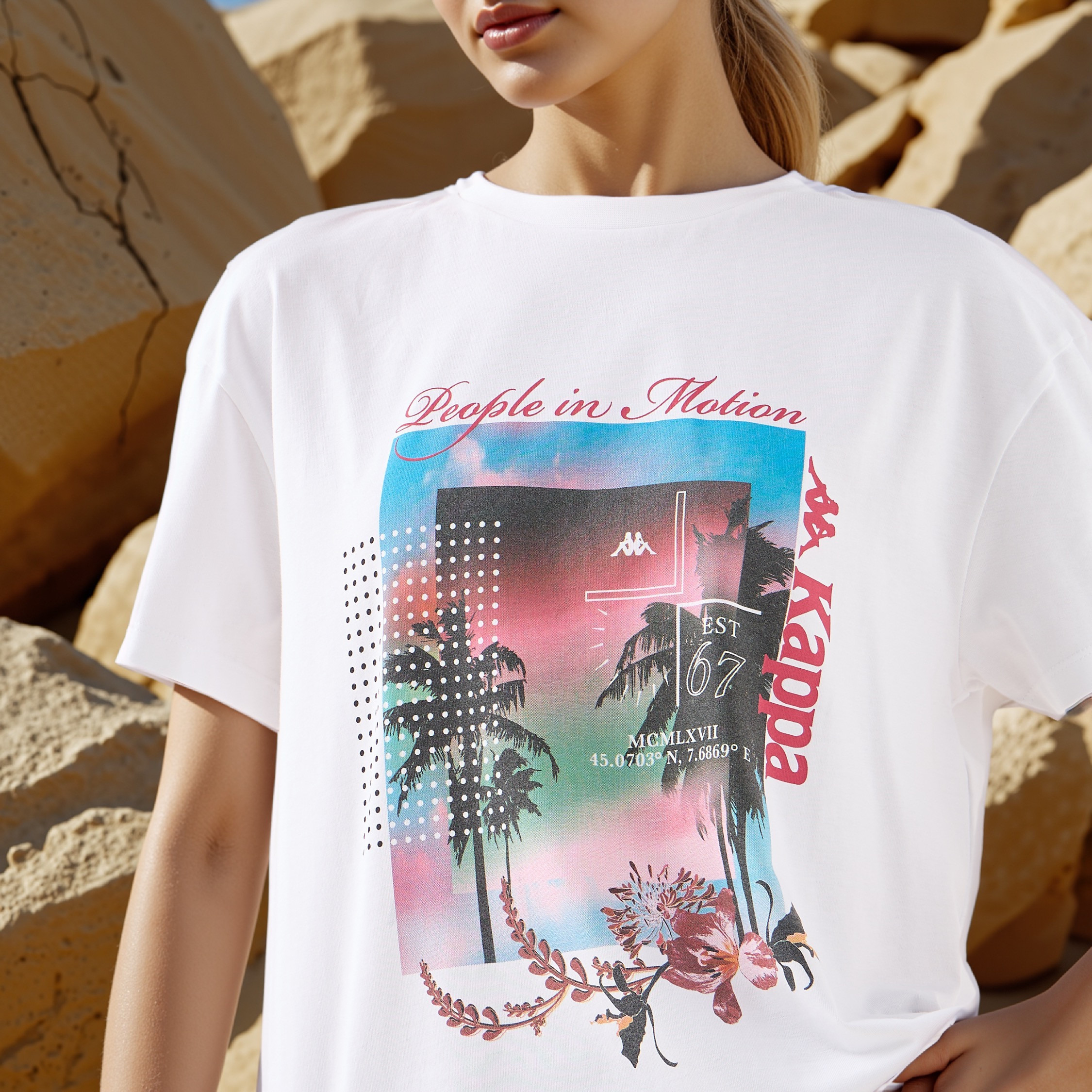 تيشيرت بياقة ضيقة وطبعات جرافيك من كابا-women-clothing-tshirts-image-4