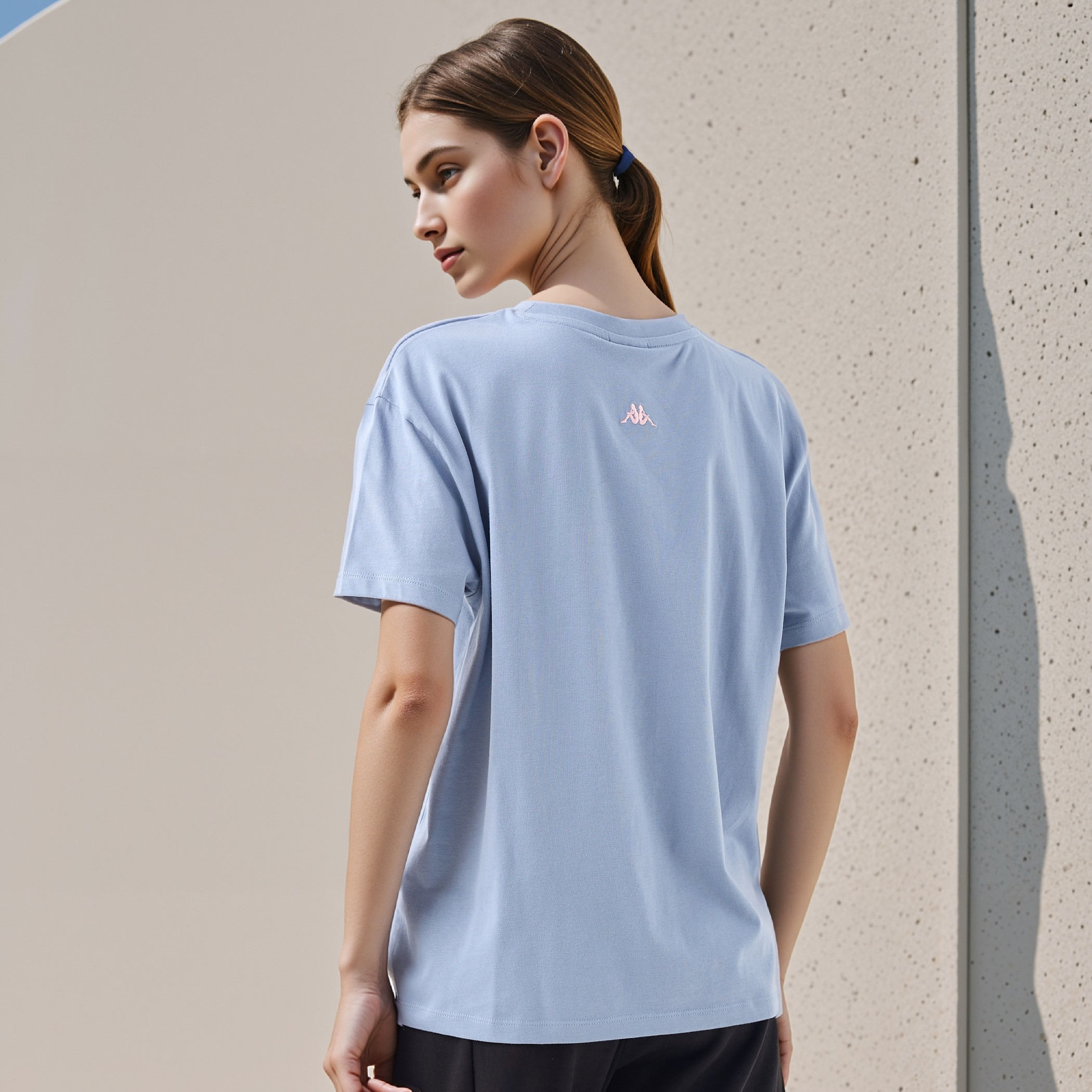 تيشيرت بياقة ضيقة وطبعات جرافيك من كابا-women-clothing-tshirts-image-18