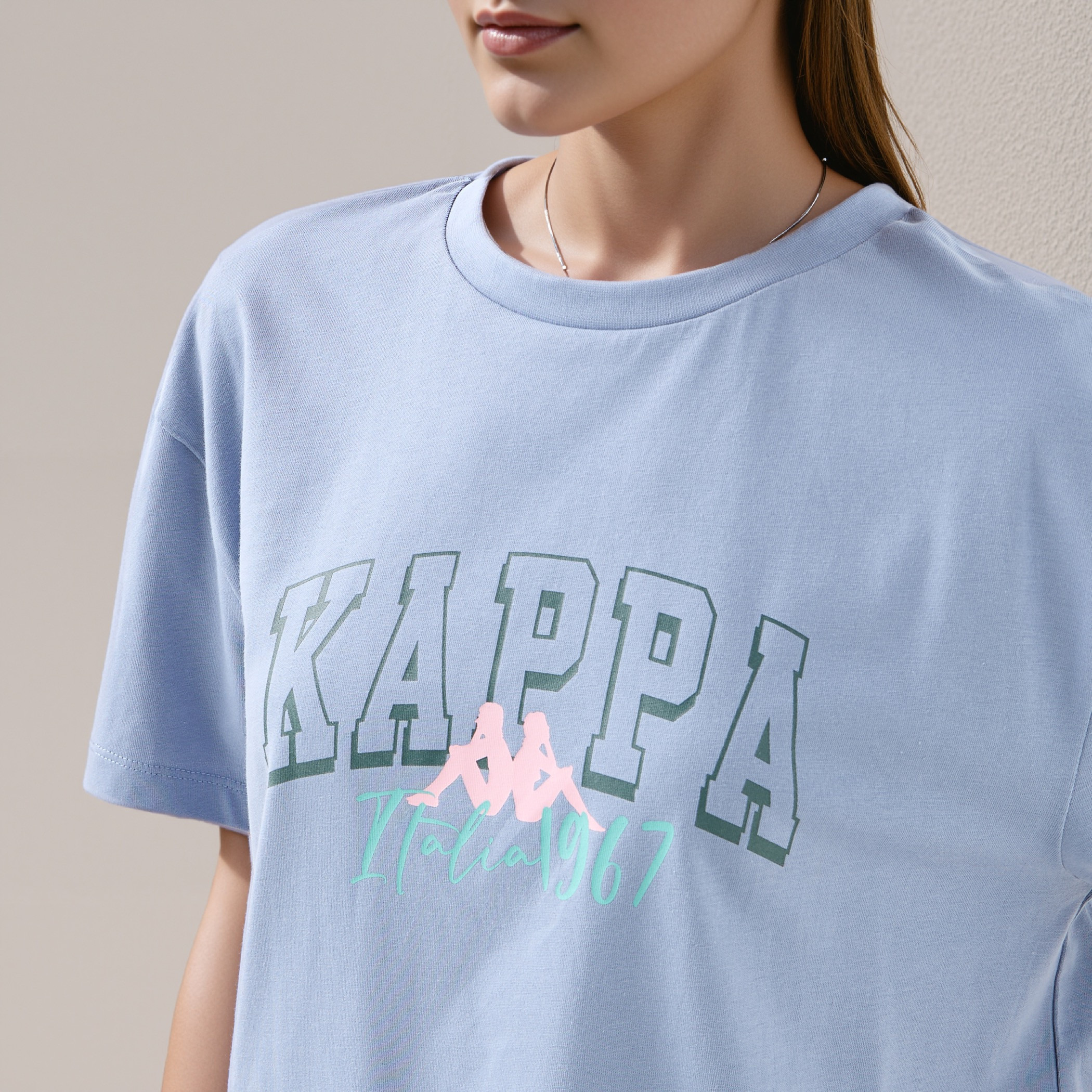 تيشيرت بياقة ضيقة وطبعات جرافيك من كابا-women-clothing-tshirts-image-19