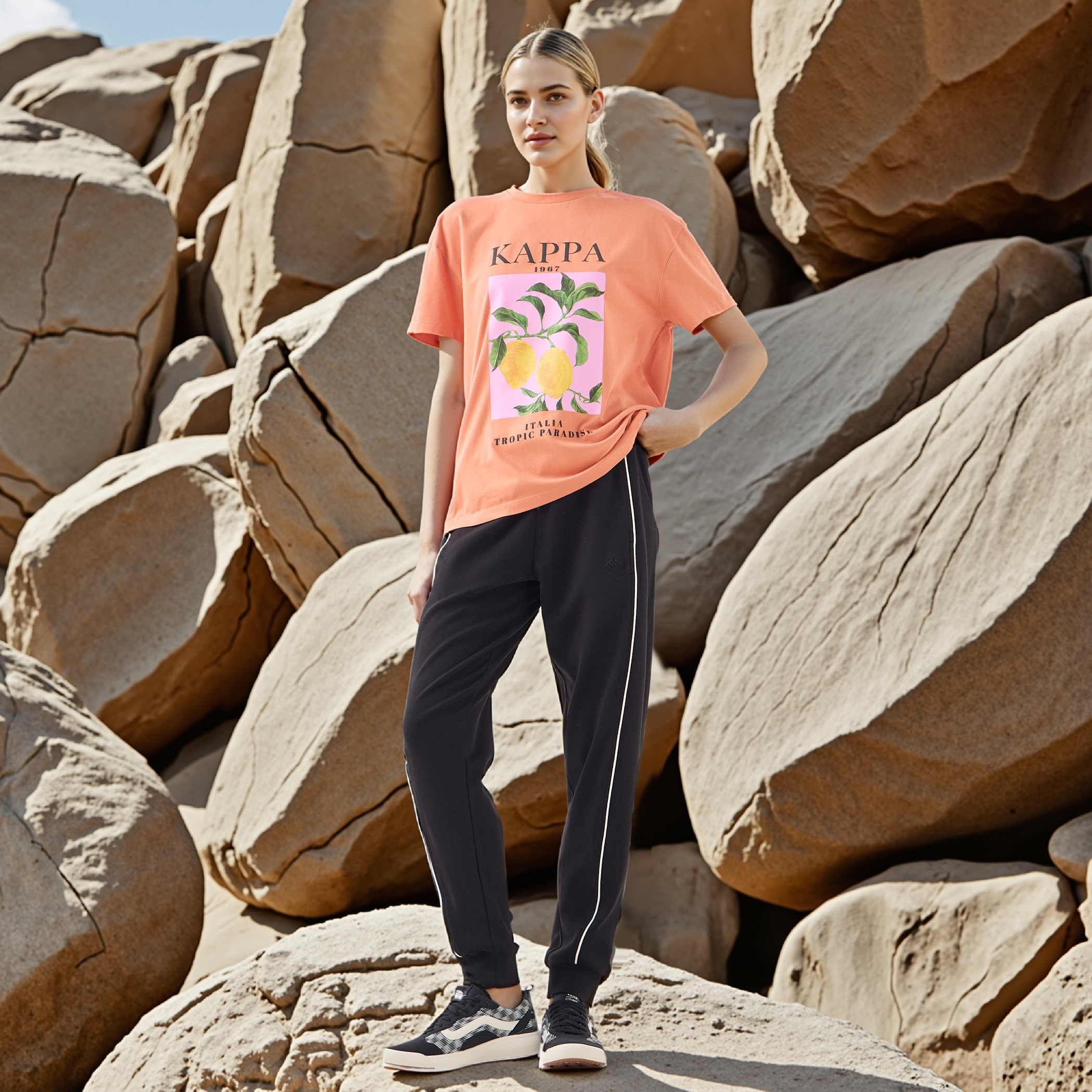 تيشيرت بياقة ضيقة وطبعات جرافيك من كابا-women-clothing-tshirts-image-12
