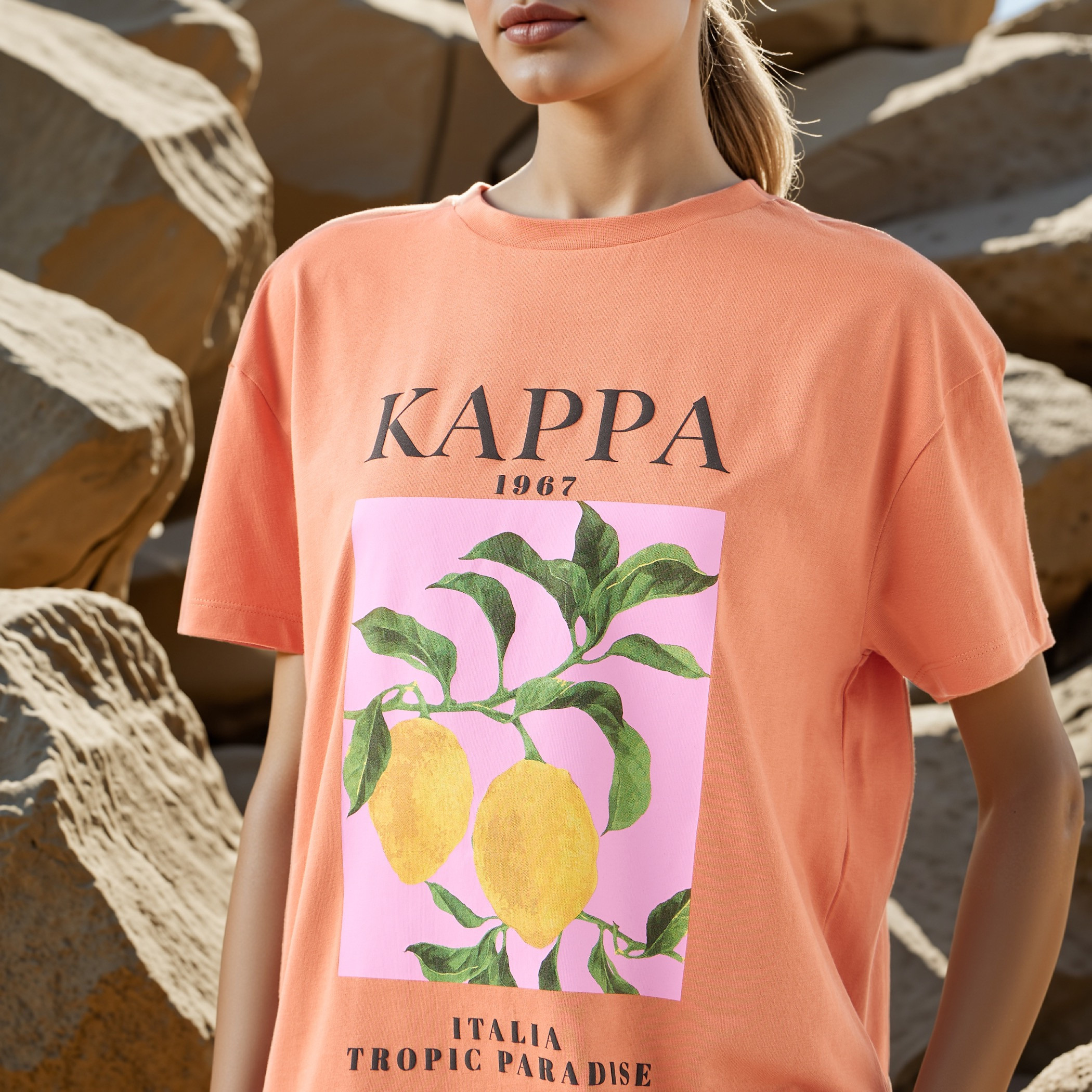تيشيرت بياقة ضيقة وطبعات جرافيك من كابا-women-clothing-tshirts-image-14