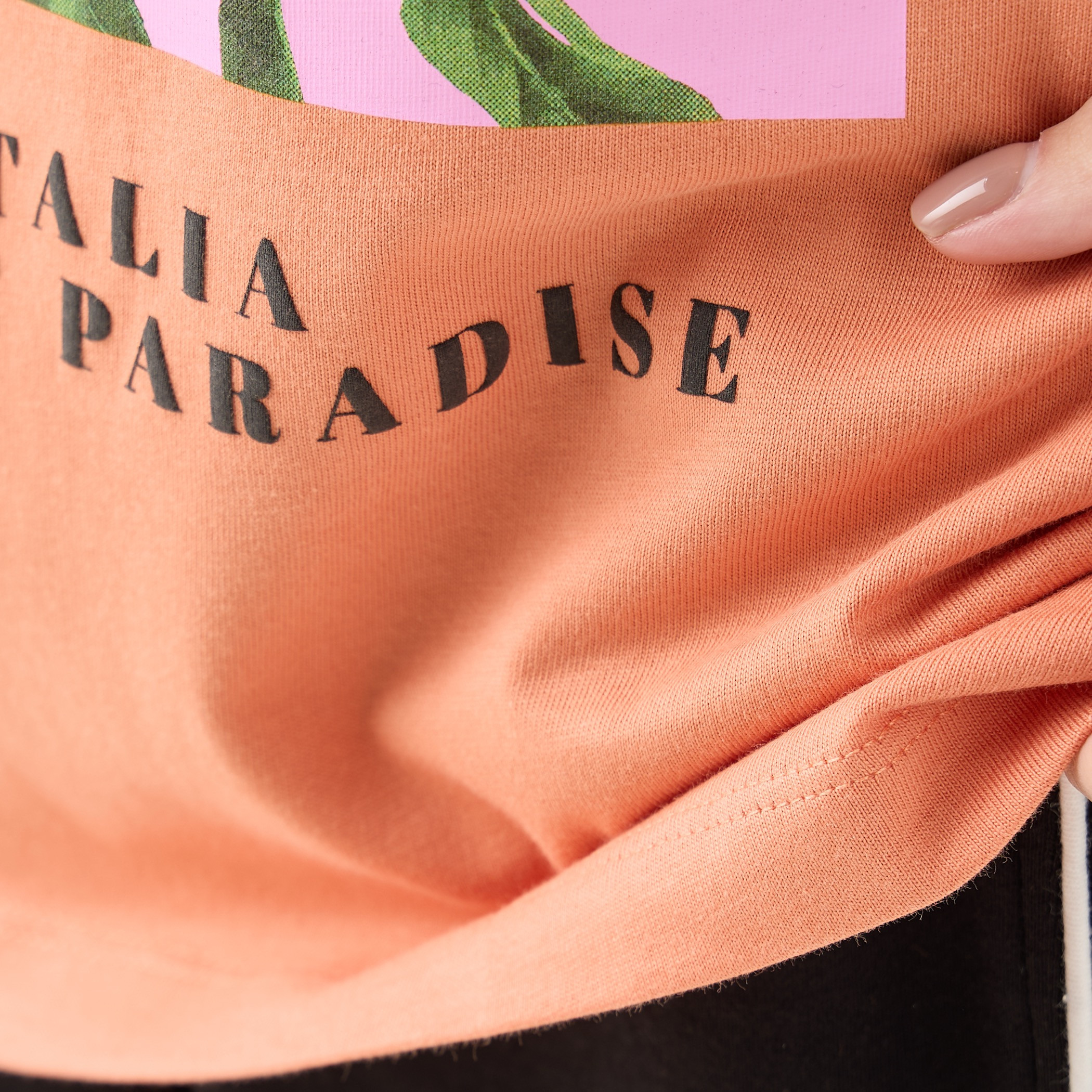 تيشيرت بياقة ضيقة وطبعات جرافيك من كابا-women-clothing-tshirts-image-15