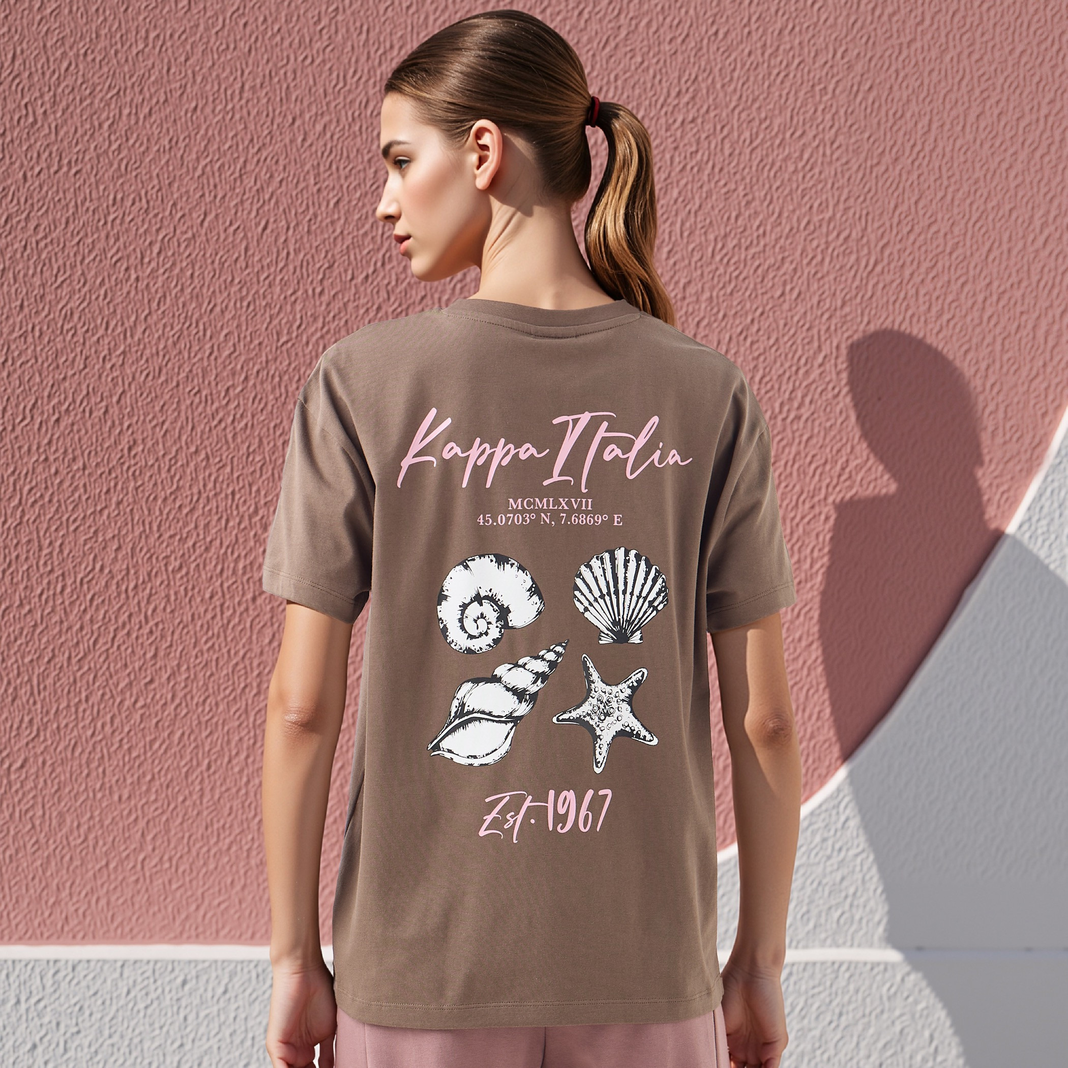 تيشيرت بياقة ضيقة وطبعات جرافيك من كابا-women-clothing-tshirts-image-6