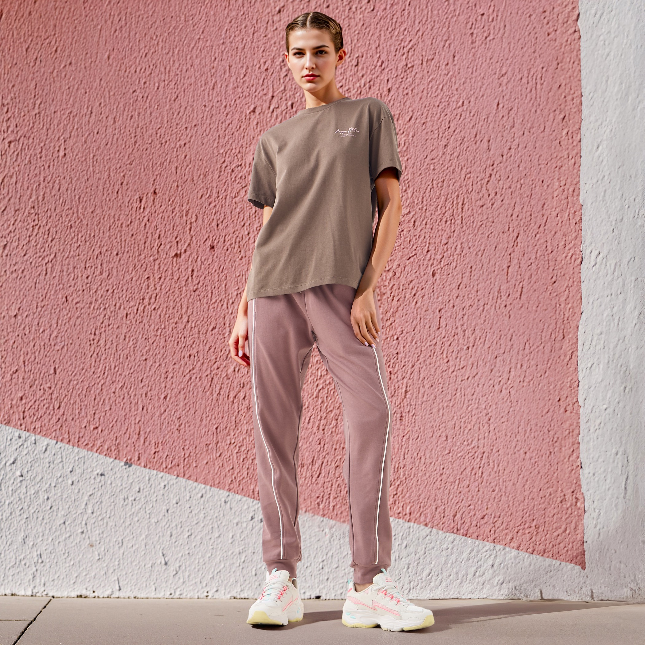 تيشيرت بياقة ضيقة وطبعات جرافيك من كابا-women-clothing-tshirts-image-7