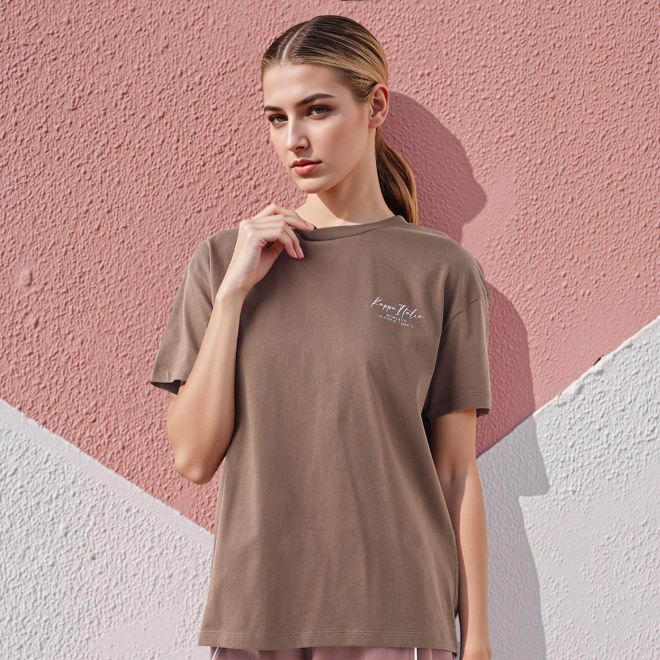 تيشيرت بياقة ضيقة وطبعات جرافيك من كابا-women-clothing-tshirts-image-8