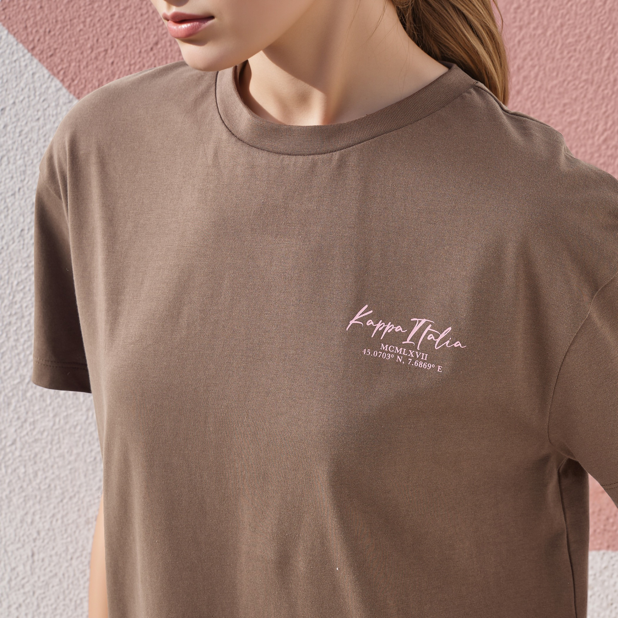 تيشيرت بياقة ضيقة وطبعات جرافيك من كابا-women-clothing-tshirts-image-9