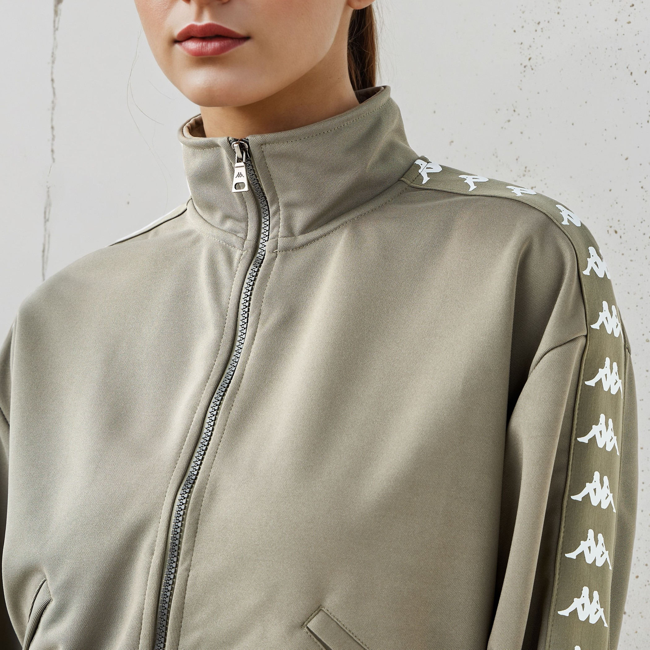 جاكيت بياقة عالية من كابا-women-clothing-sportswearandactivewear-hoodiesandsweatshirts-image-5
