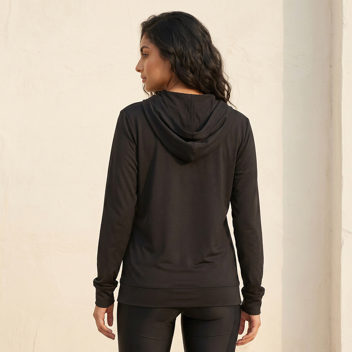 جاكيت بقصة مريحة وطبعات شعار من كابا-sports-women-clothing-coatsandjackets-jackets-image-4