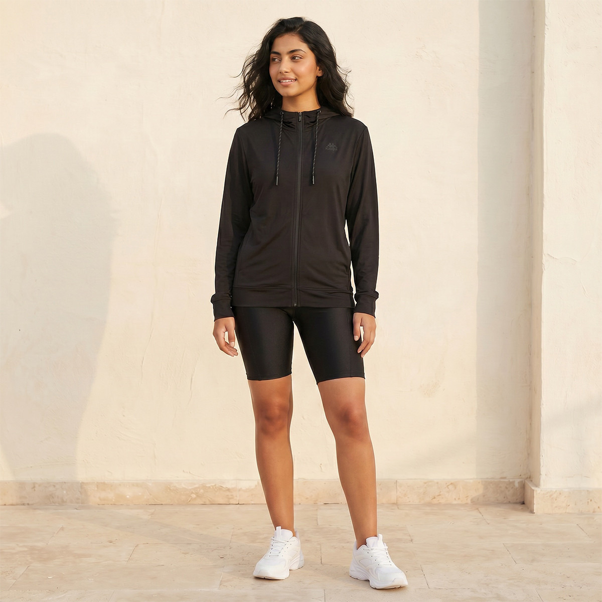 جاكيت بقصة مريحة وطبعات شعار من كابا-sports-women-clothing-coatsandjackets-jackets-image-5