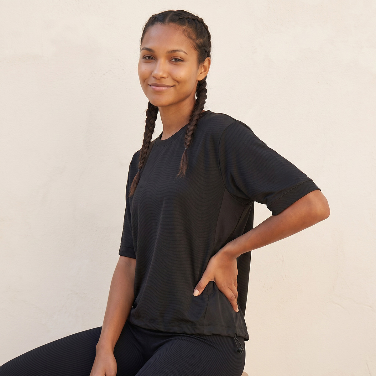 تيشيرت بارز الملمس بمرونة رباعية الاتجاهات من كابا-women-clothing-tshirts-image-1