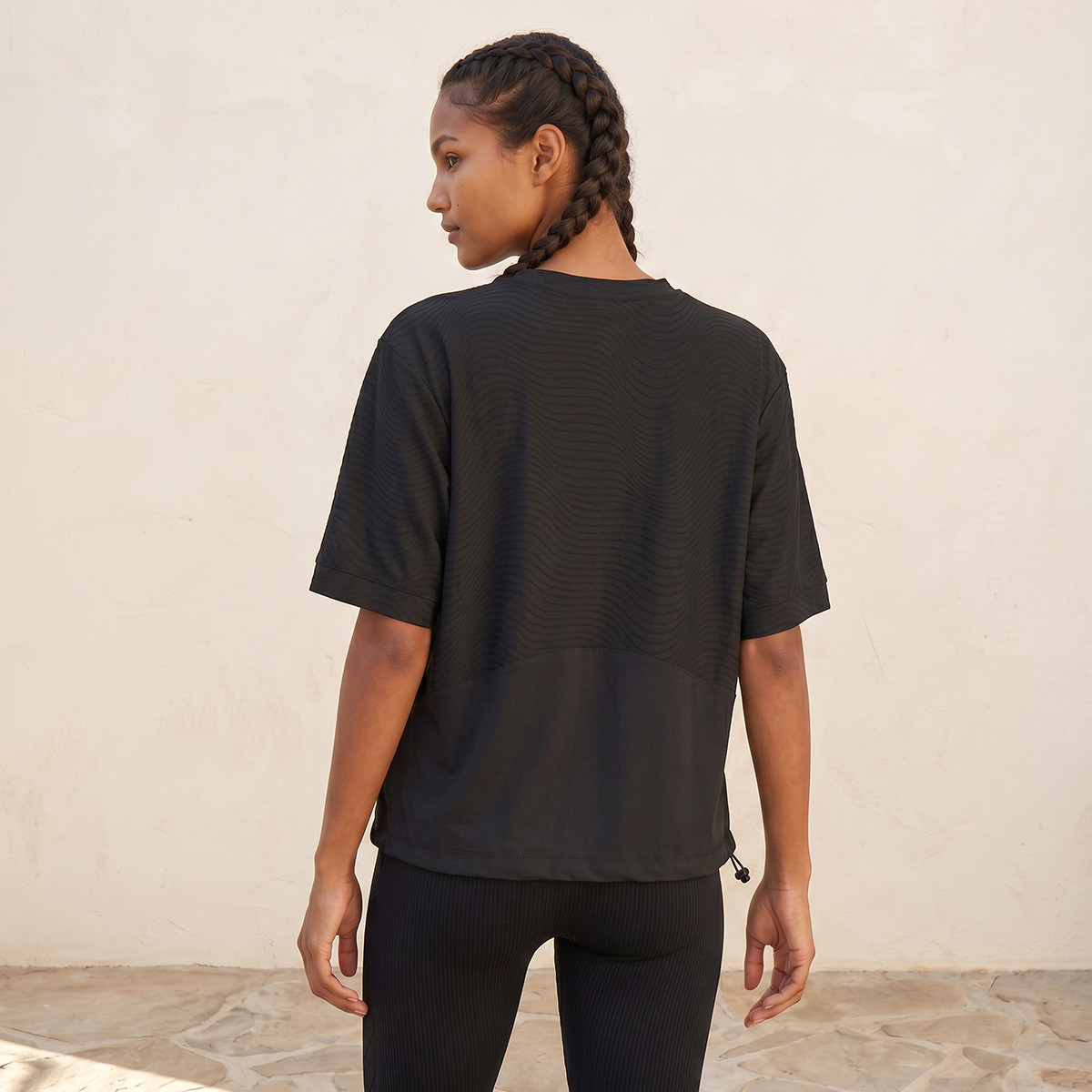 تيشيرت بارز الملمس بمرونة رباعية الاتجاهات من كابا-women-clothing-tshirts-image-4