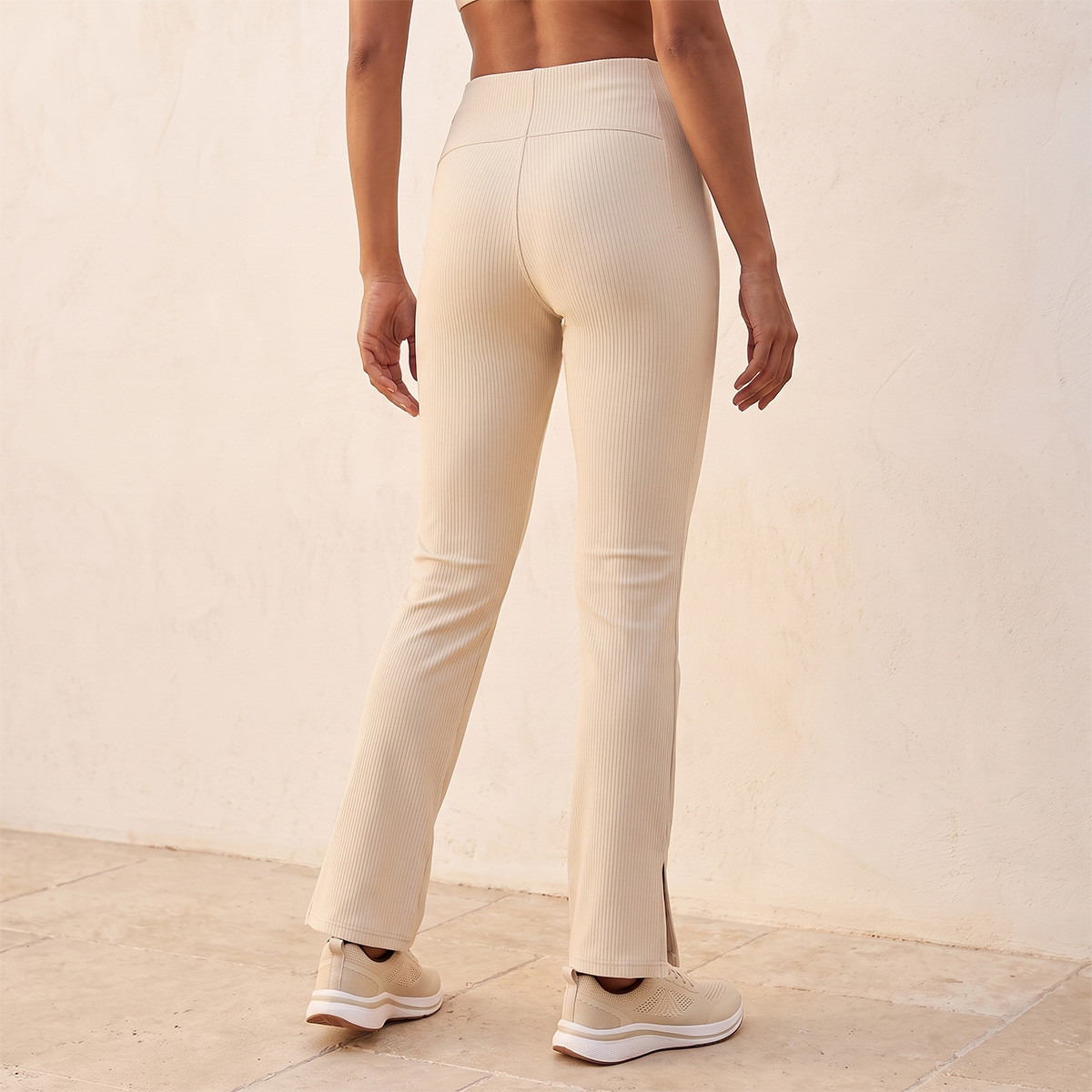 بنطلون ليقنز بارز الملمس من كابا-women-clothing-sportswearandactivewear-bottoms-leggings-image-3