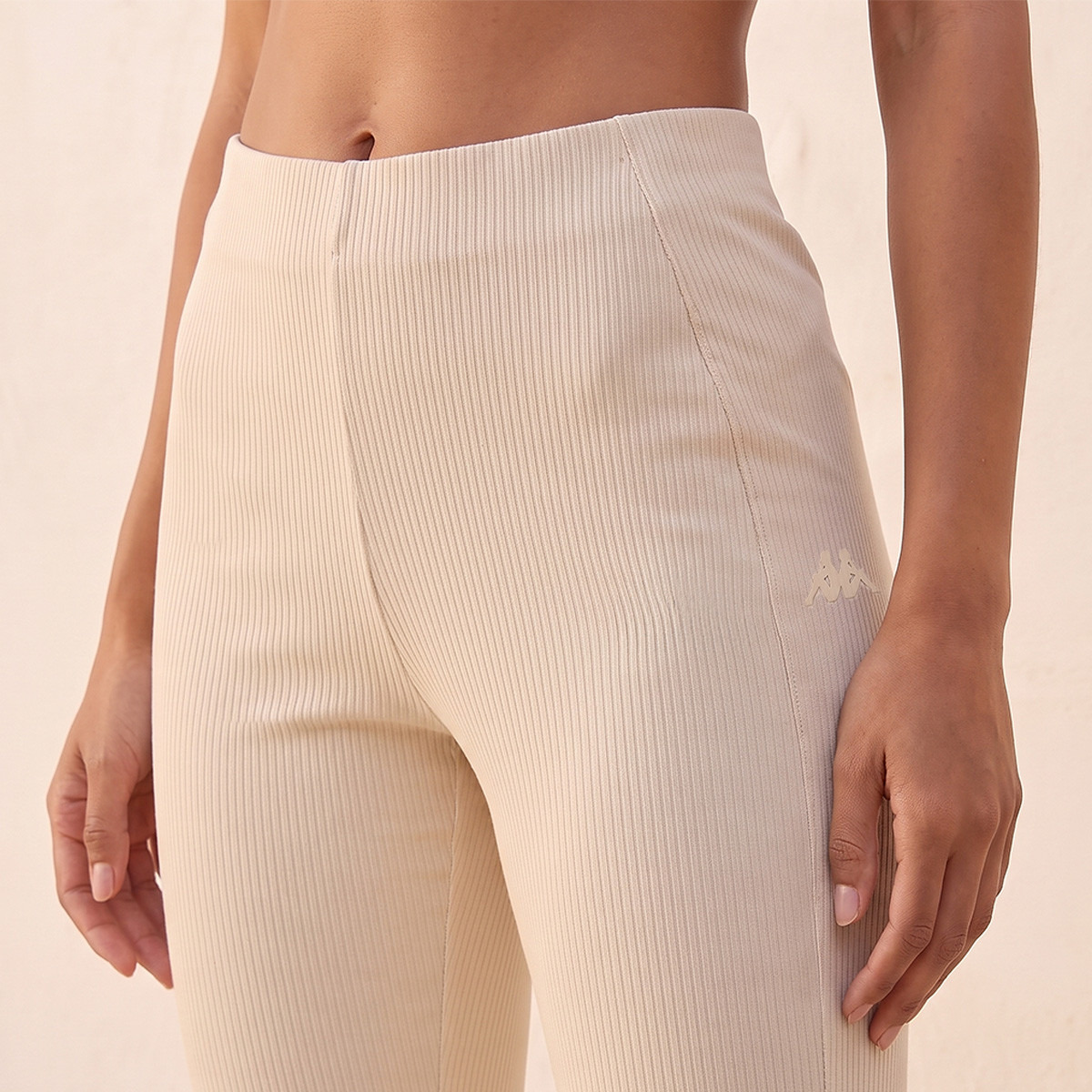 بنطلون ليقنز بارز الملمس من كابا-women-clothing-sportswearandactivewear-bottoms-leggings-image-4