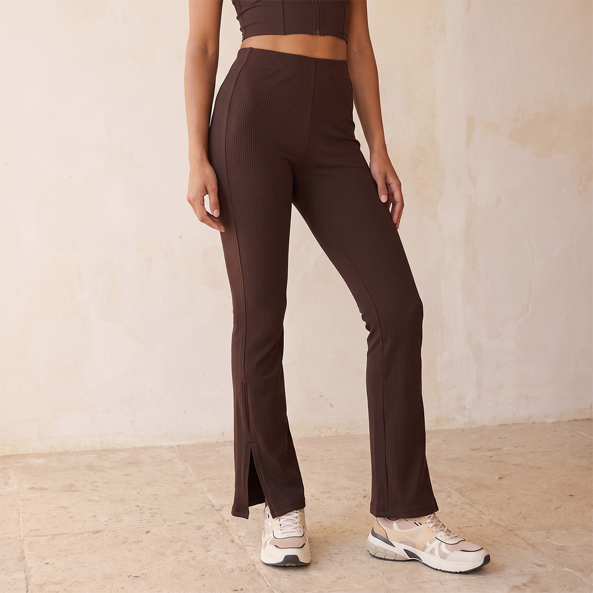 بنطلون ليقنز بارز الملمس من كابا-women-clothing-sportswearandactivewear-bottoms-leggings-image-1
