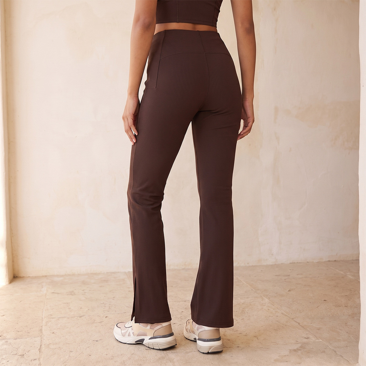 بنطلون ليقنز بارز الملمس من كابا-women-clothing-sportswearandactivewear-bottoms-leggings-image-3