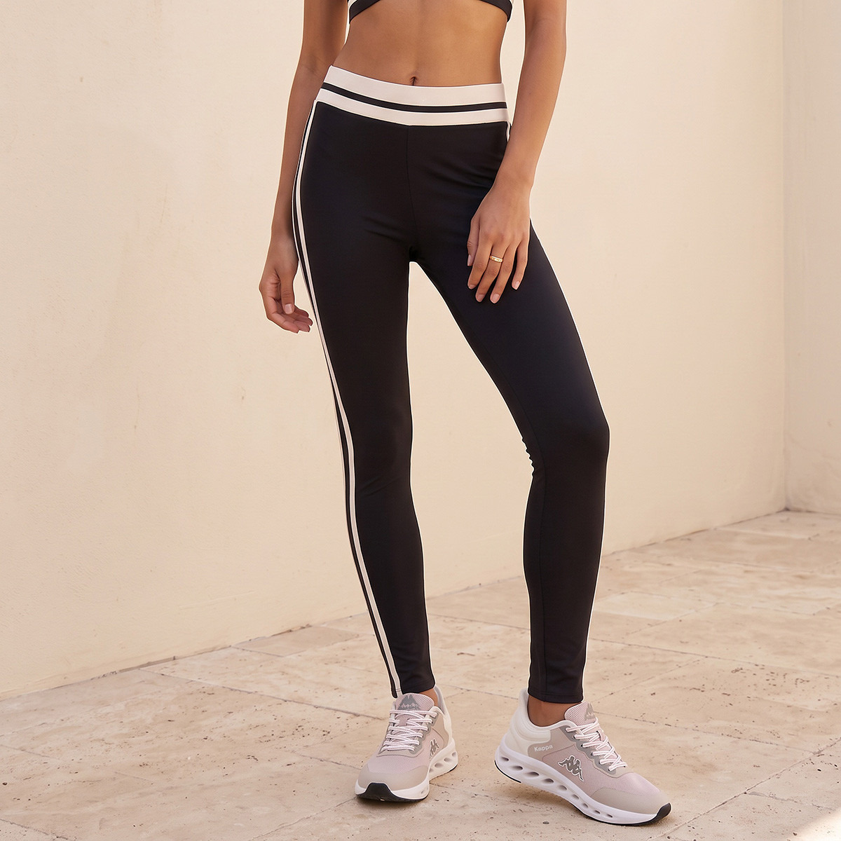 بنطلون ليقنز بمرونة ثنائية الاتجاه من كابا-women-clothing-sportswearandactivewear-bottoms-leggings-image-2