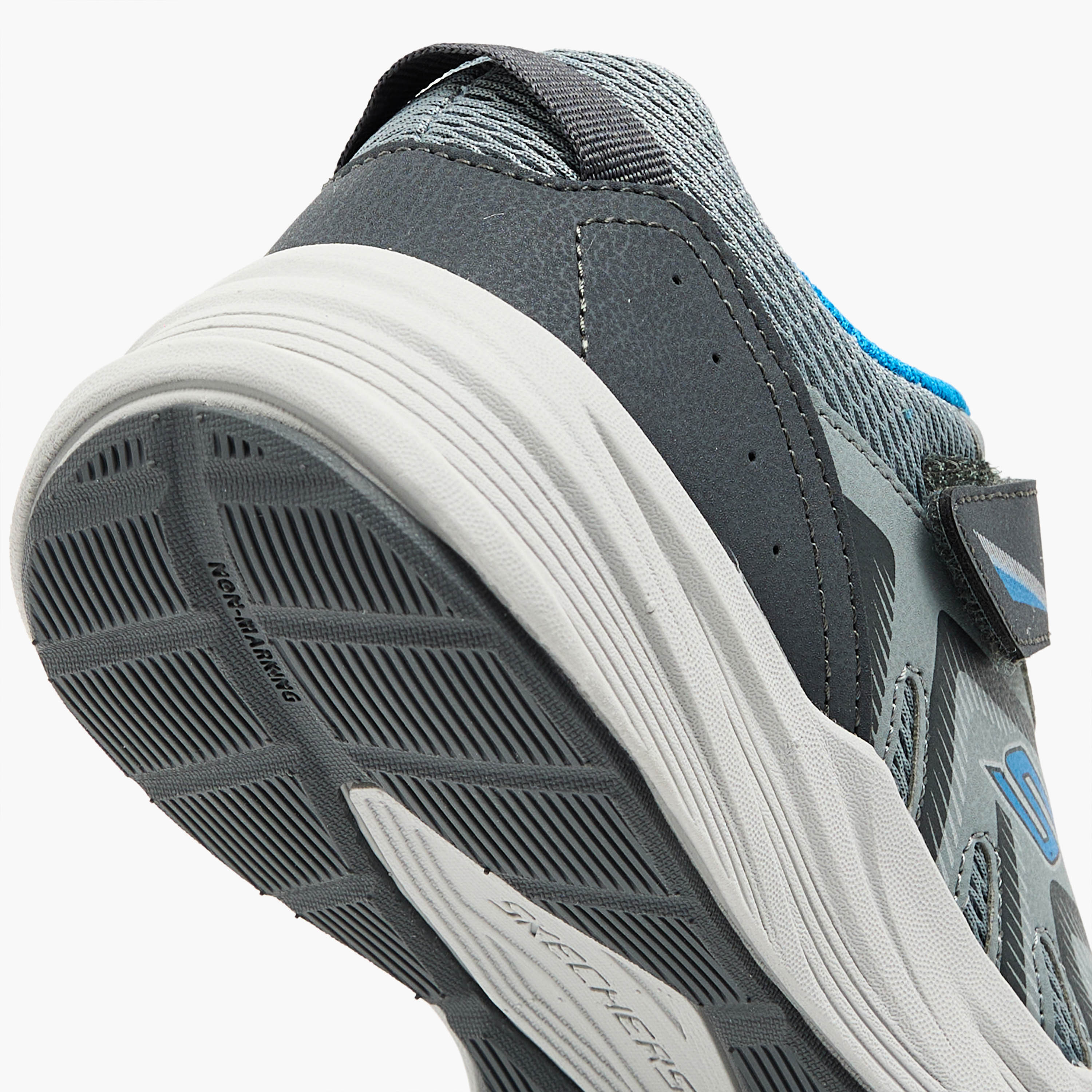 حذاء جري بنعل مبطّن وشريط إغلاق ميكروسبيك تريد للأولاد من سكتشرز-boys-shoes-sneakers-image-7