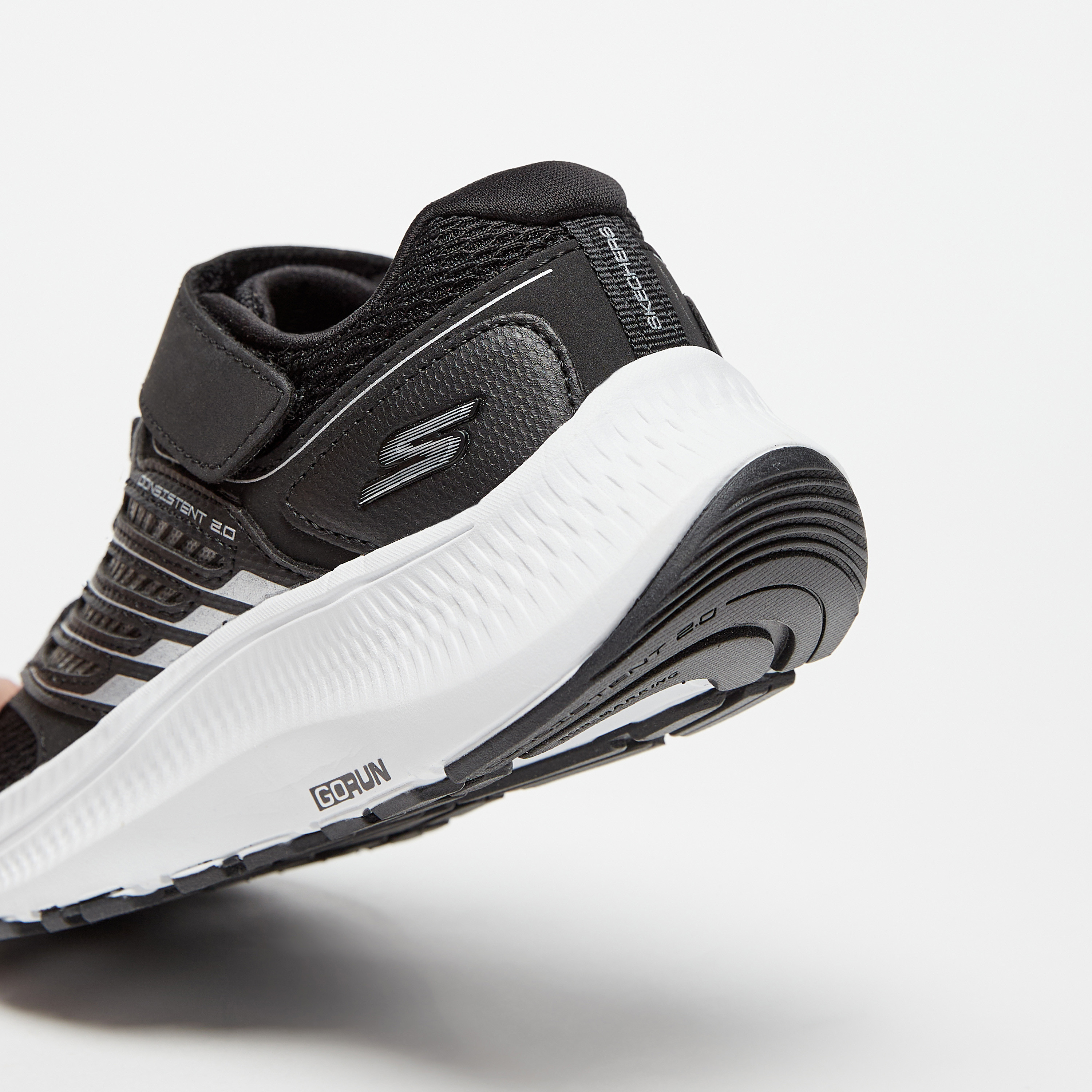 حذاء جري بنعل مبطّن وشريط إغلاق جو رن كونسيستنت 2.0 للأولاد من سكتشرز-boys-shoes-sneakers-image-8