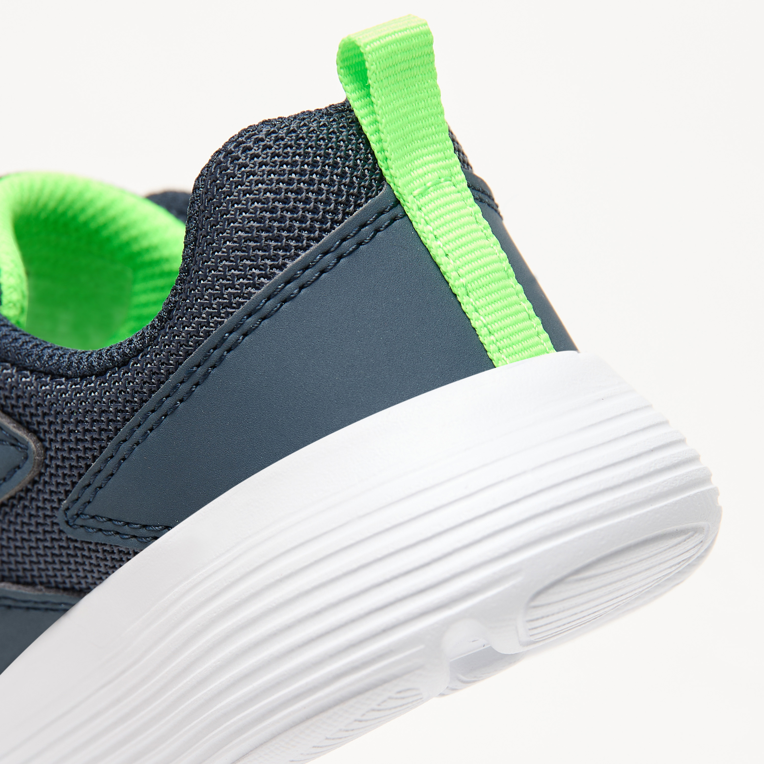 حذاء جري بنعل مبطّن وشريط إغلاق جو رن 400 ڤي 2 للأولاد من سكتشرز-boys-shoes-sneakers-image-24