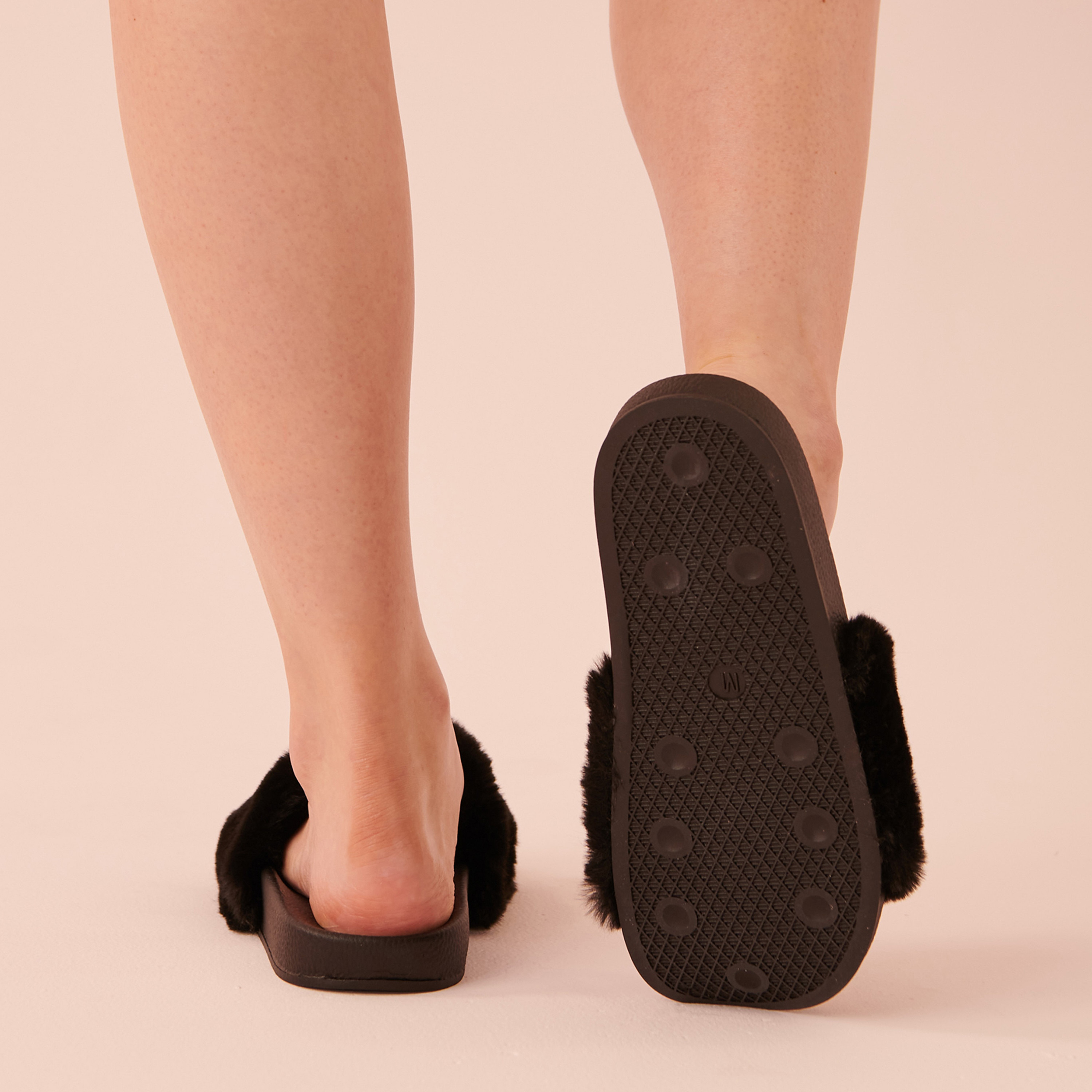 شبشب غرفة نسائي بمزين من الفرو باللون  من لا في إن روز-women-shoes-flipflopsandslides-image-2
