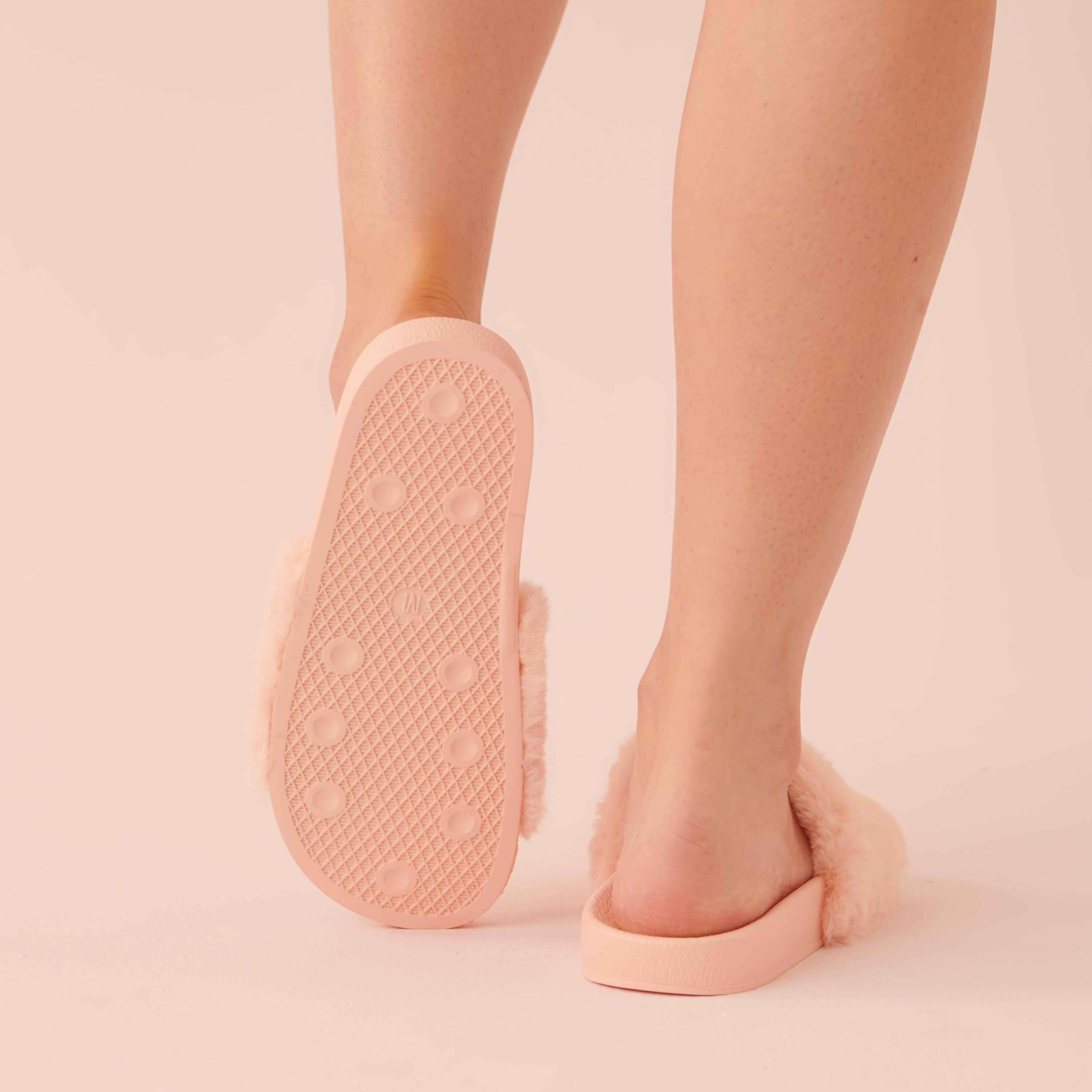 شبشب غرفة نسائي بمزين من الفرو باللون  من لا في إن روز-women-shoes-flipflopsandslides-image-6