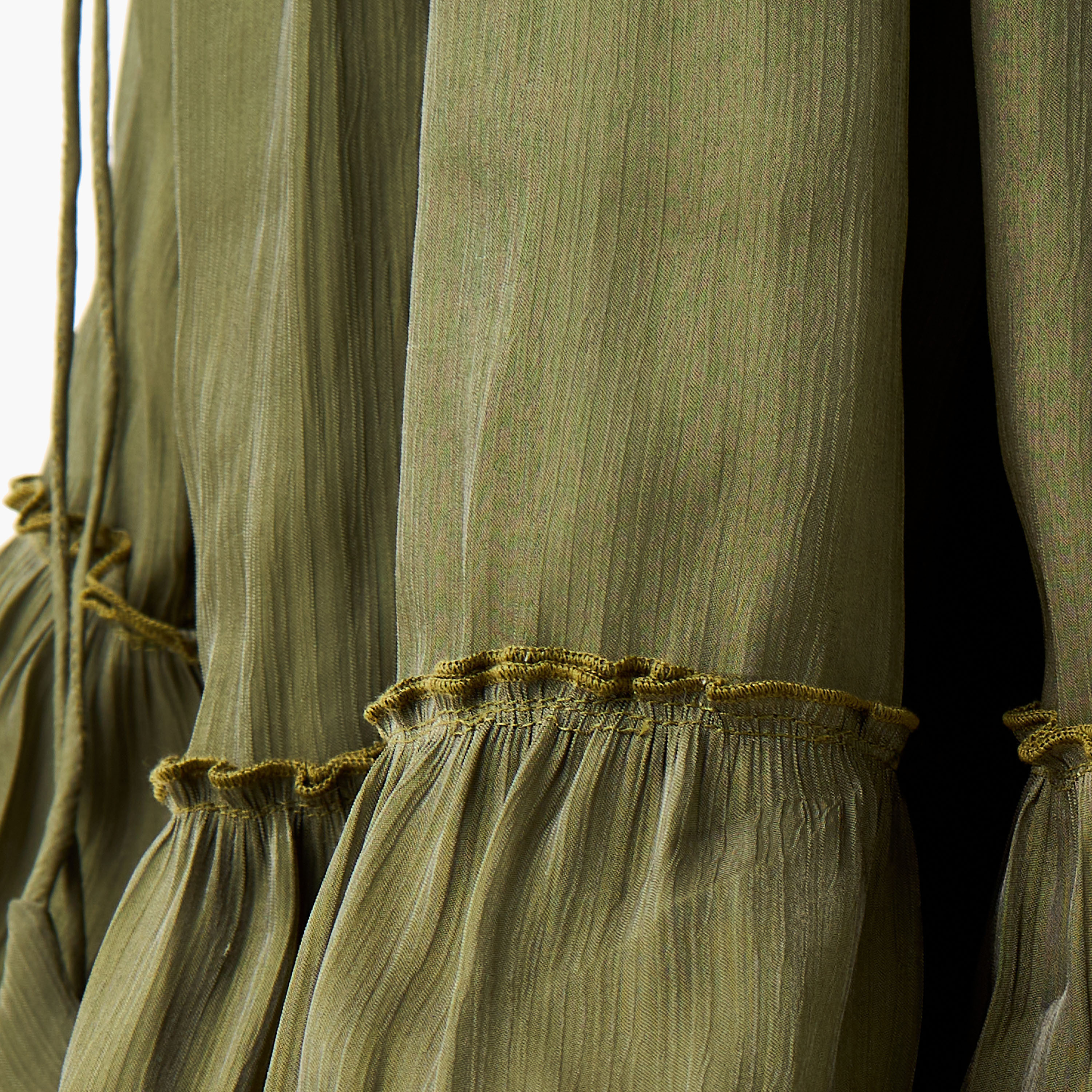 فستان بتفاصيل كشكش وياقة بفيونكة وأكمام منفوخة من جولدن آبل-women-clothing-dresses-image-15