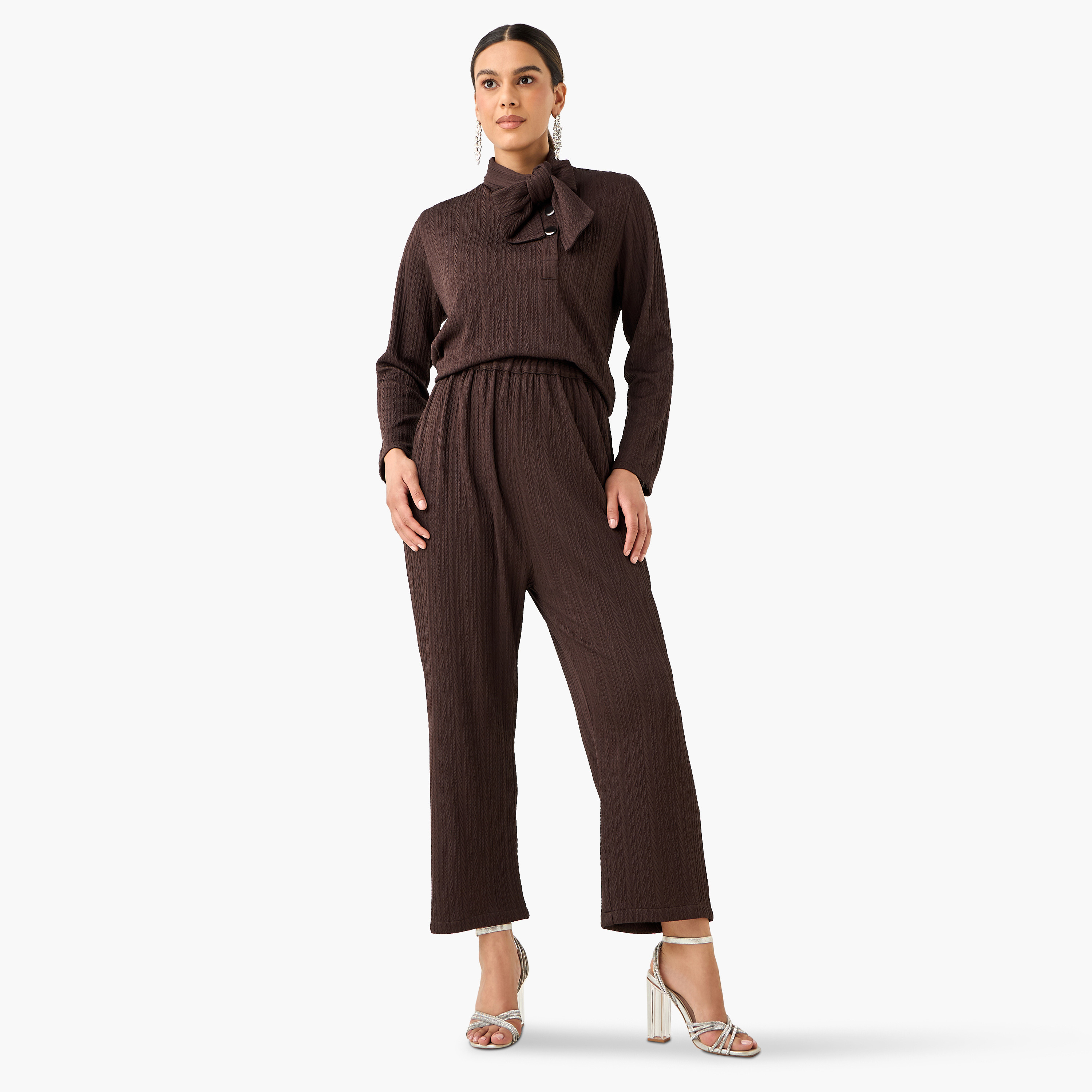 طقم بلوزة بياقة ربط وبنطلون بارز الملمس من جولدن آبل-women-clothing-coordsets-image-1
