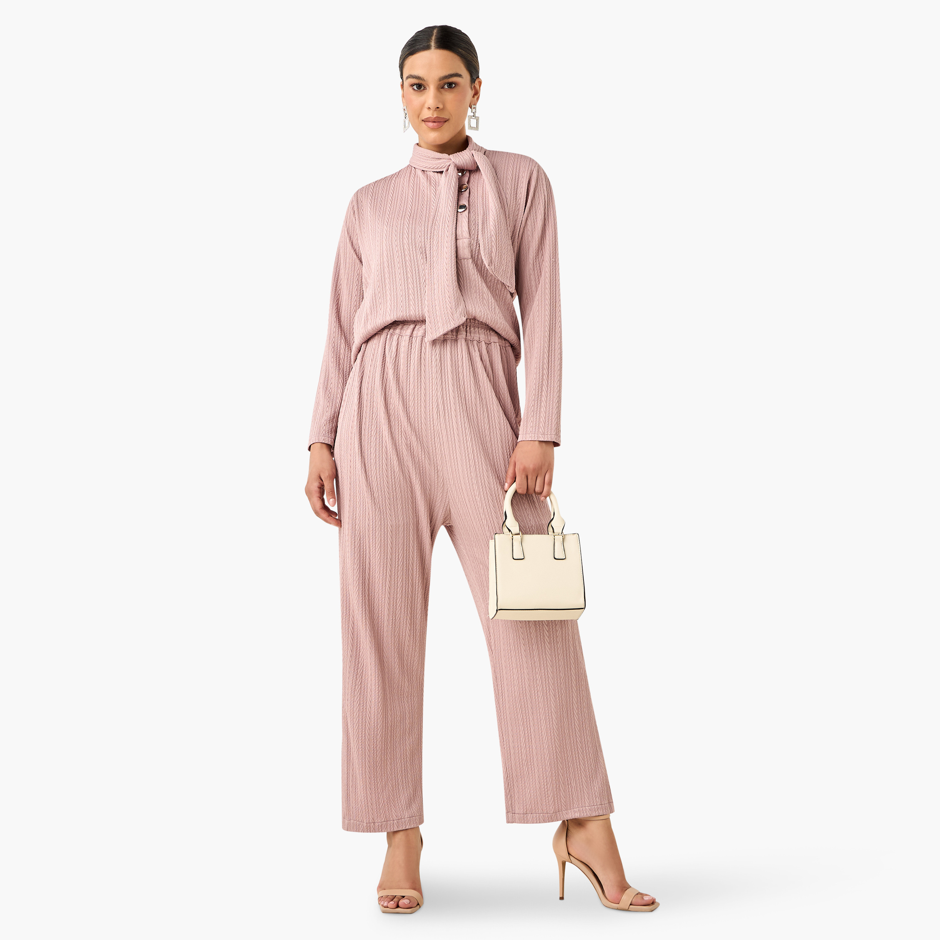 طقم بلوزة بياقة ربط وبنطلون بارز الملمس من جولدن آبل-women-clothing-coordsets-image-7