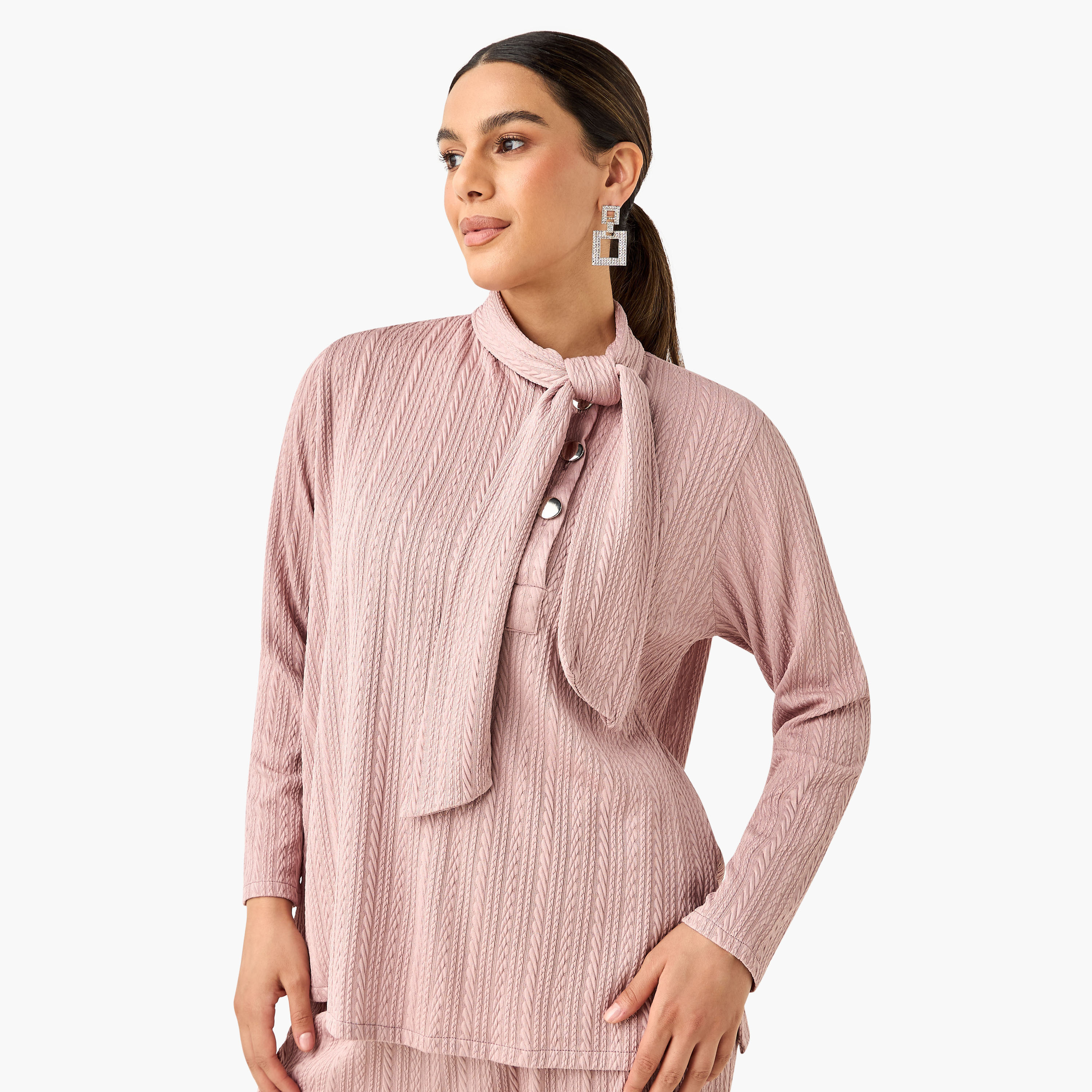 طقم بلوزة بياقة ربط وبنطلون بارز الملمس من جولدن آبل-women-clothing-coordsets-image-8